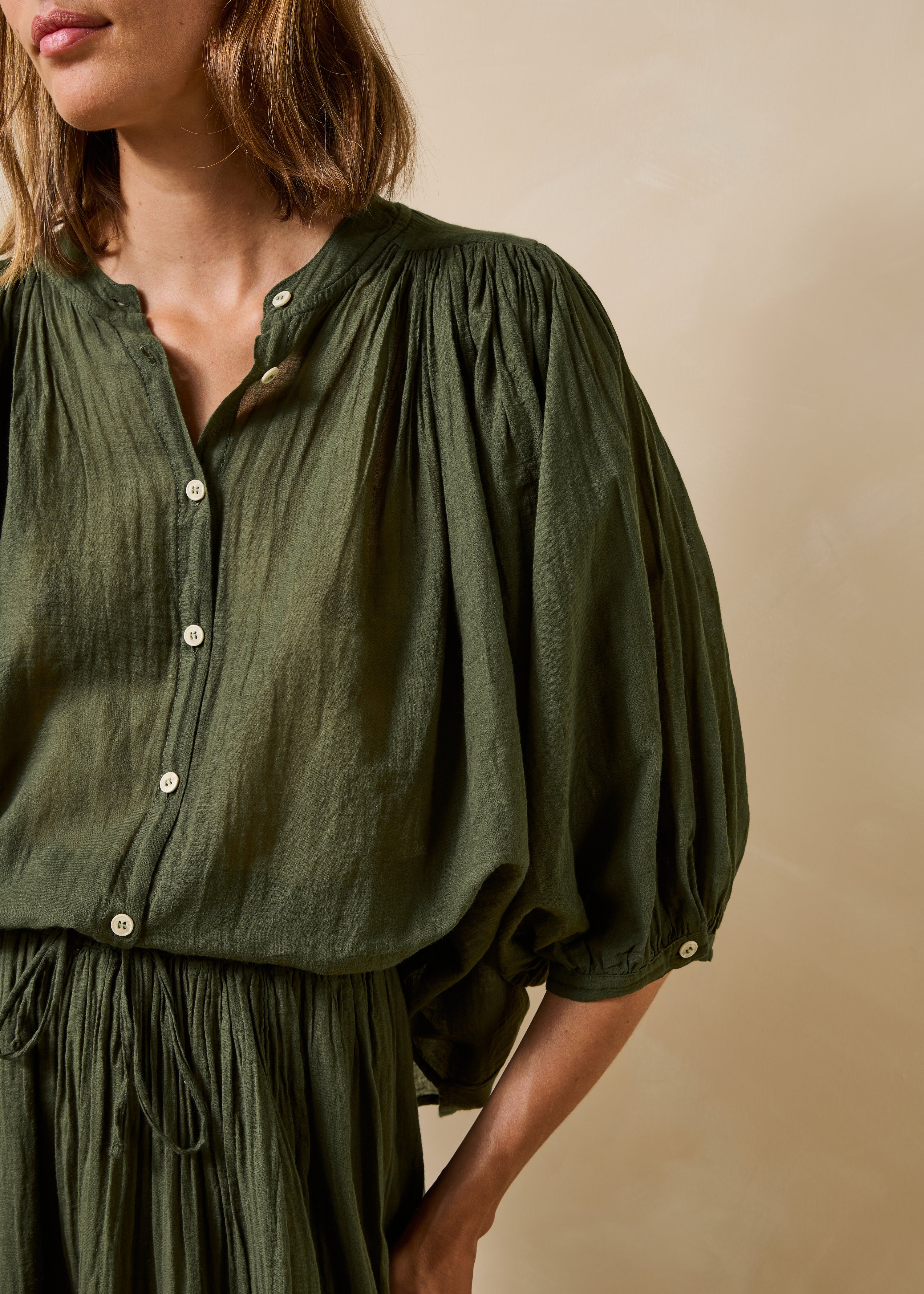 Camicia kaki in voile di cotone fluido