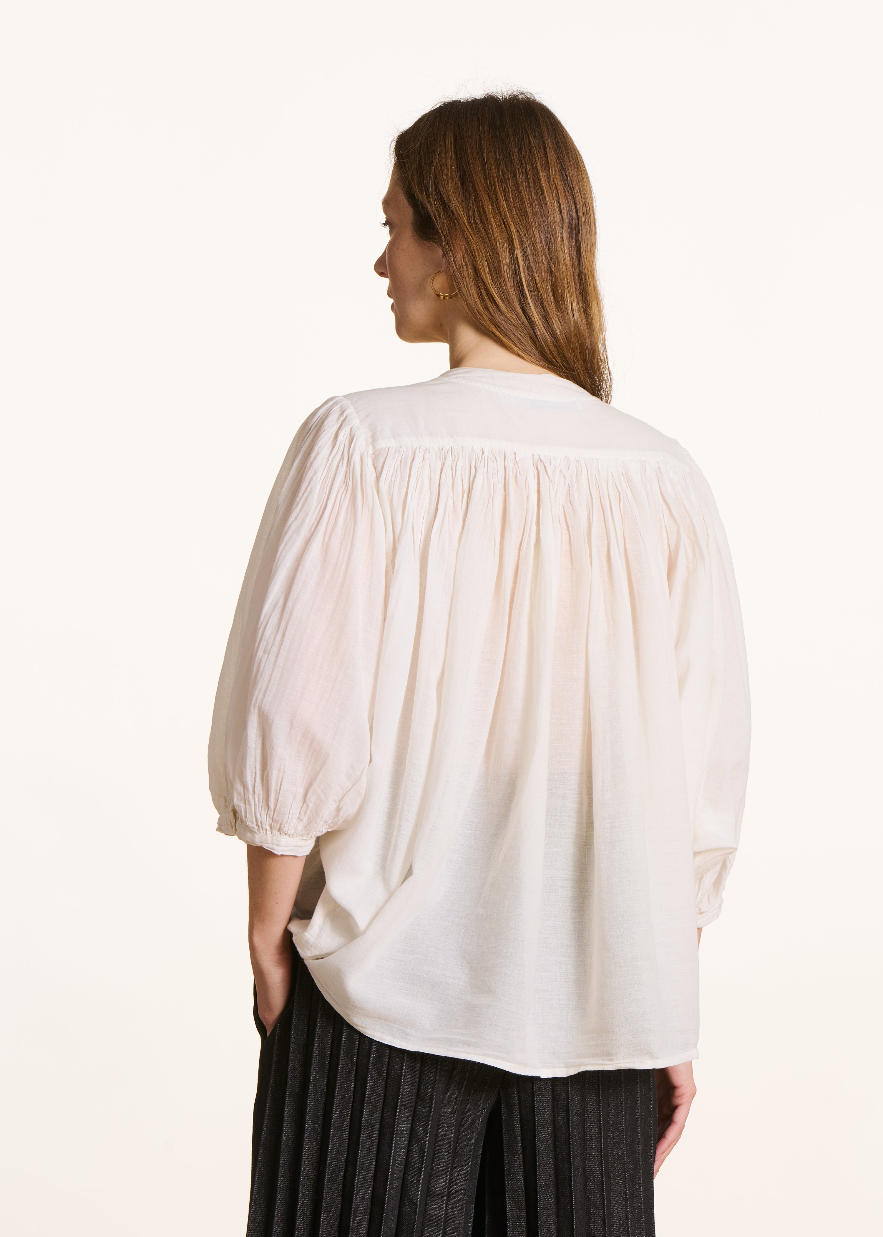 Chemisier écru en voile de coton fluide