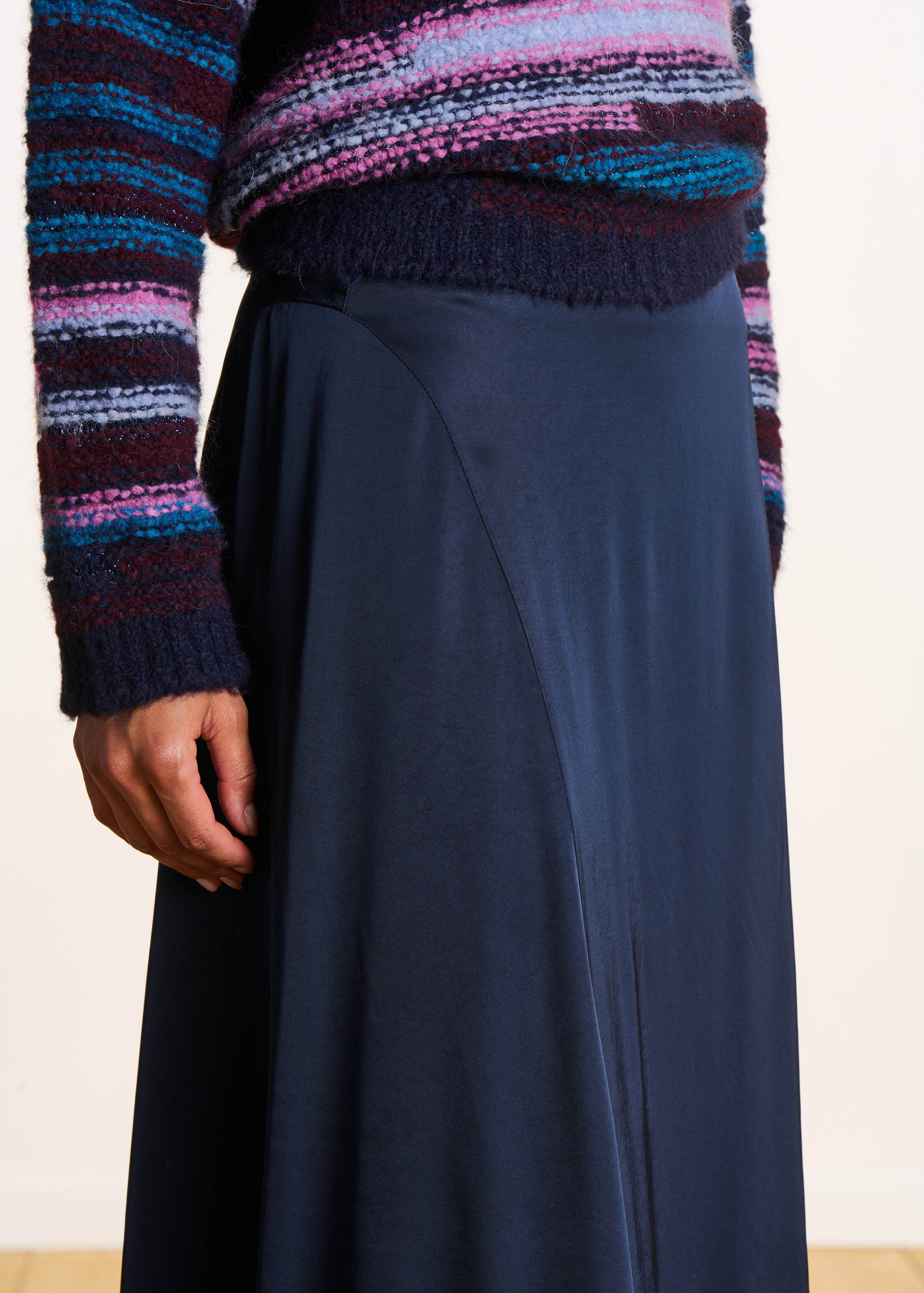 Jupe évasée camel avec poches – taille haute & coupe midi rétro Jupe évasée camel avec poches – taille haute & coupe midi rétro