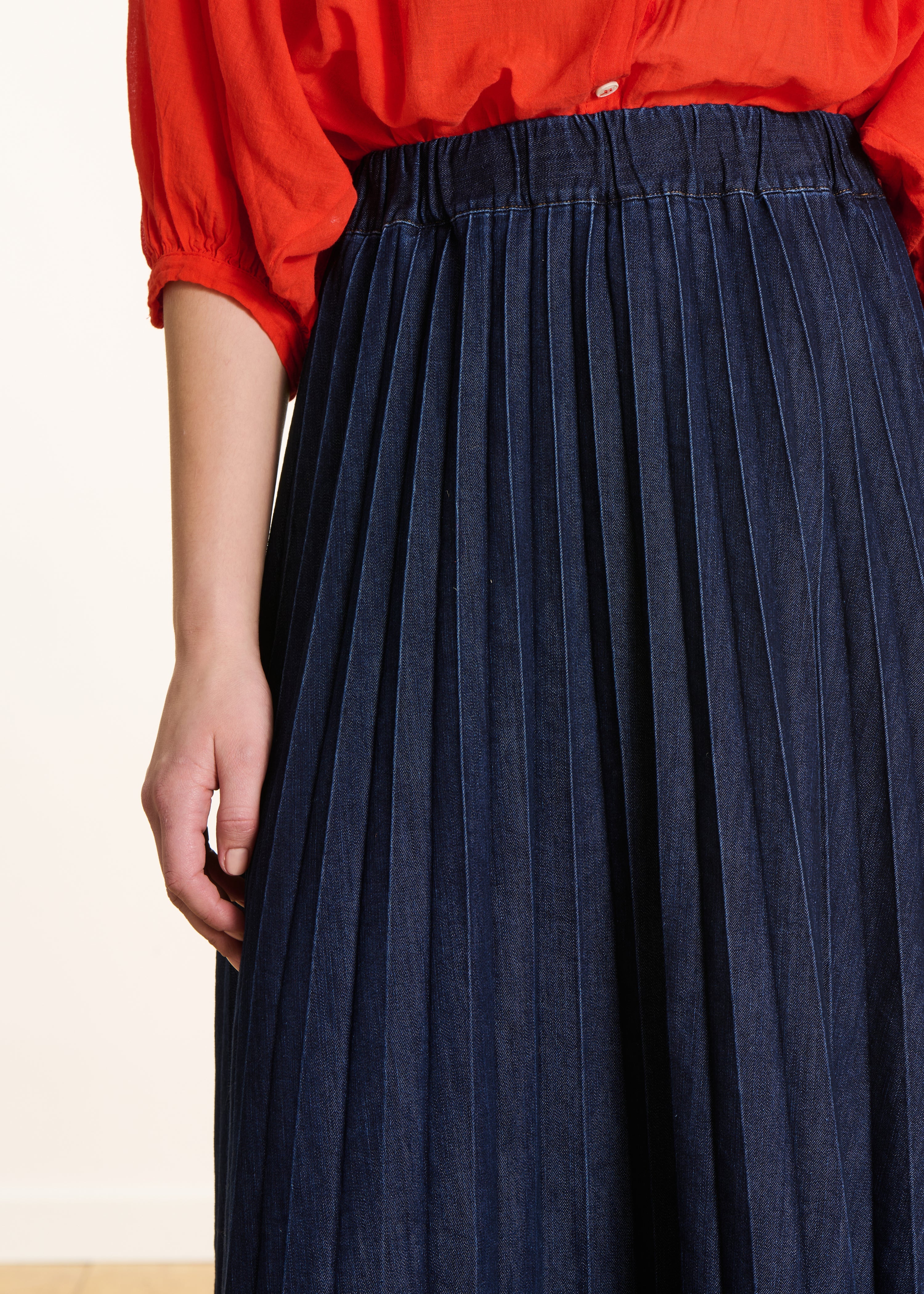 Jupe longue plissée en jean brut