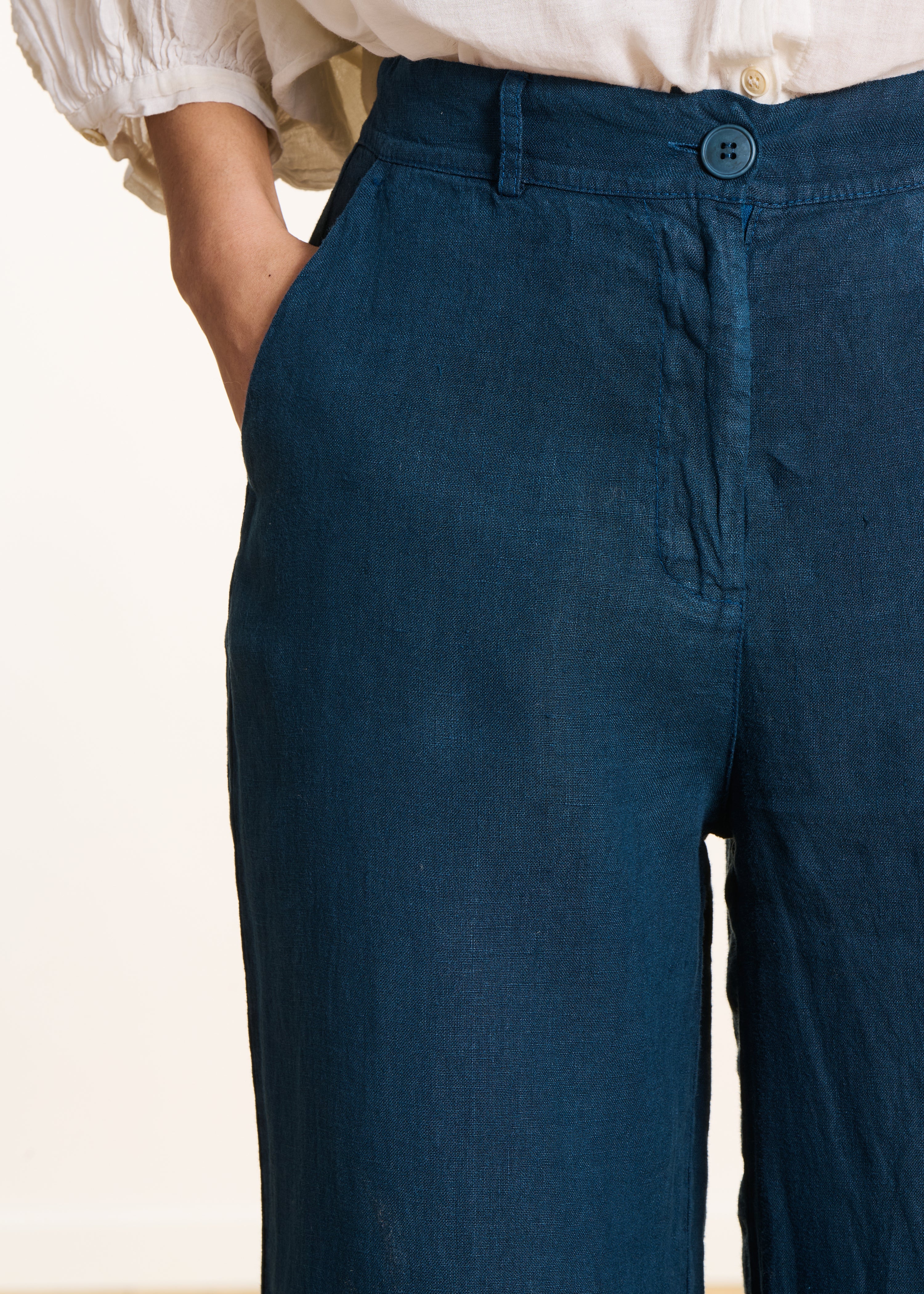 Pantaloni dritti e ampi blu petrolio in lino a vita alta