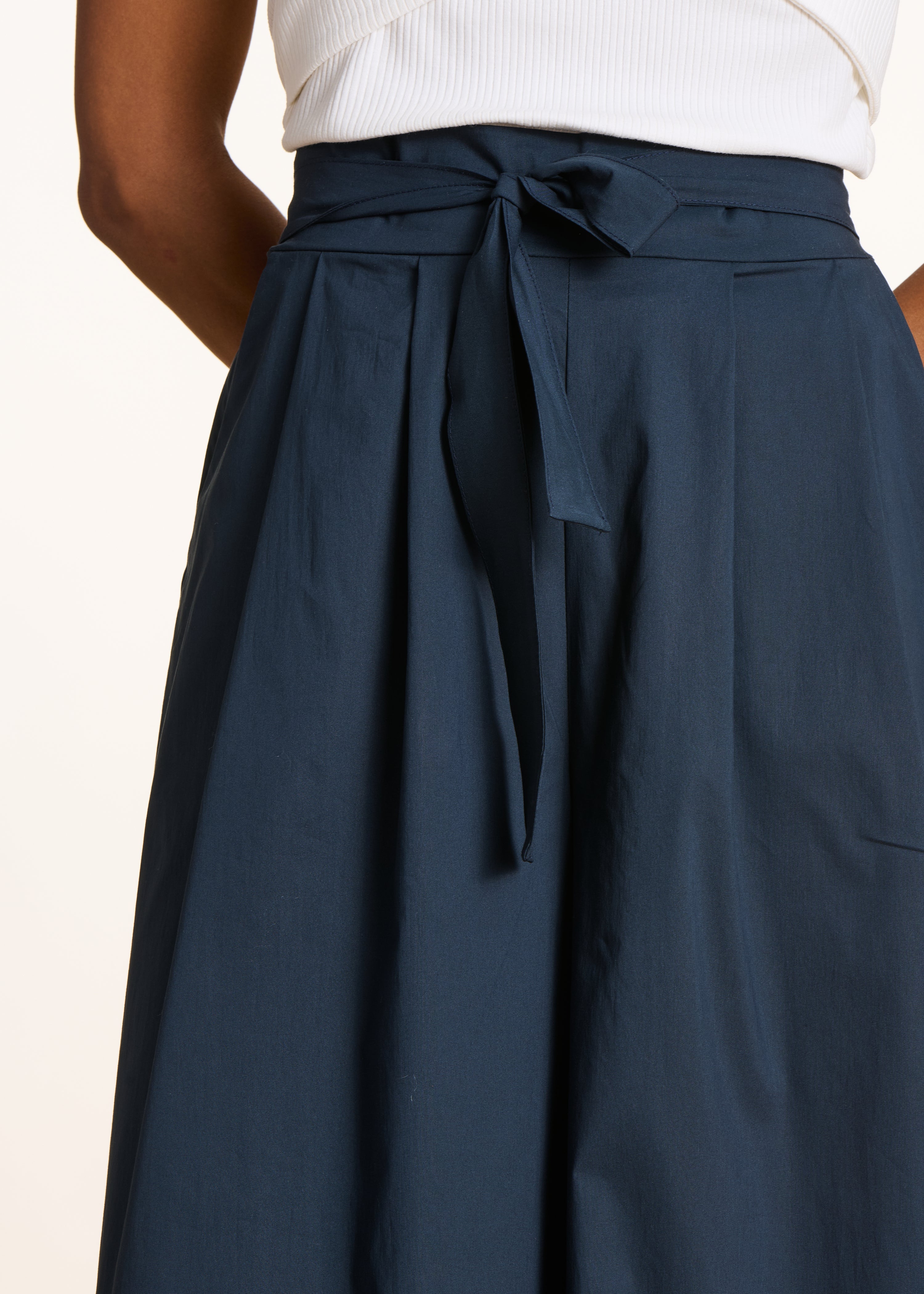 Wide navy blue 7/8-length trousers with tie belt