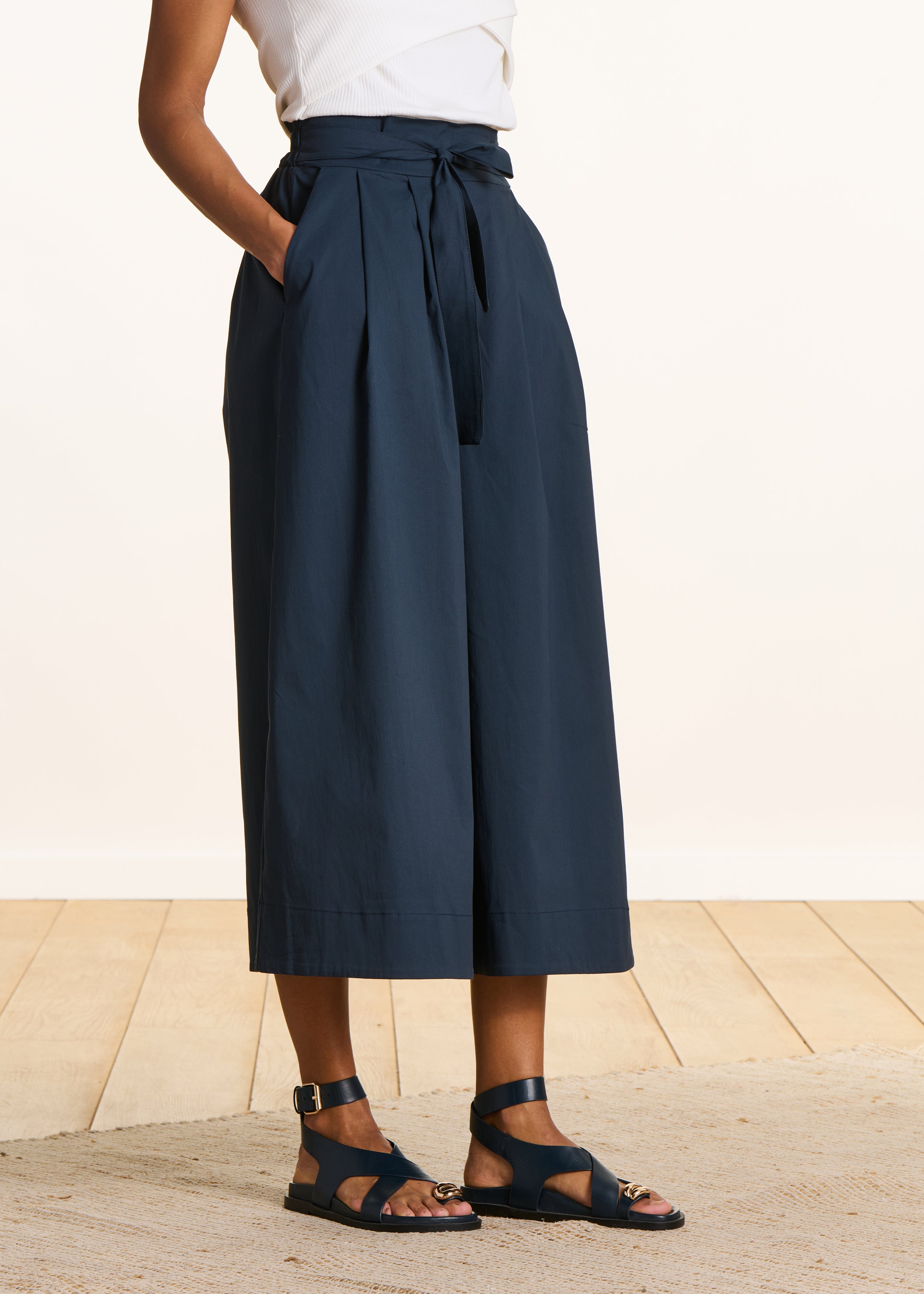 Pantalone blu navy ampio 7/8 con cintura da annodare