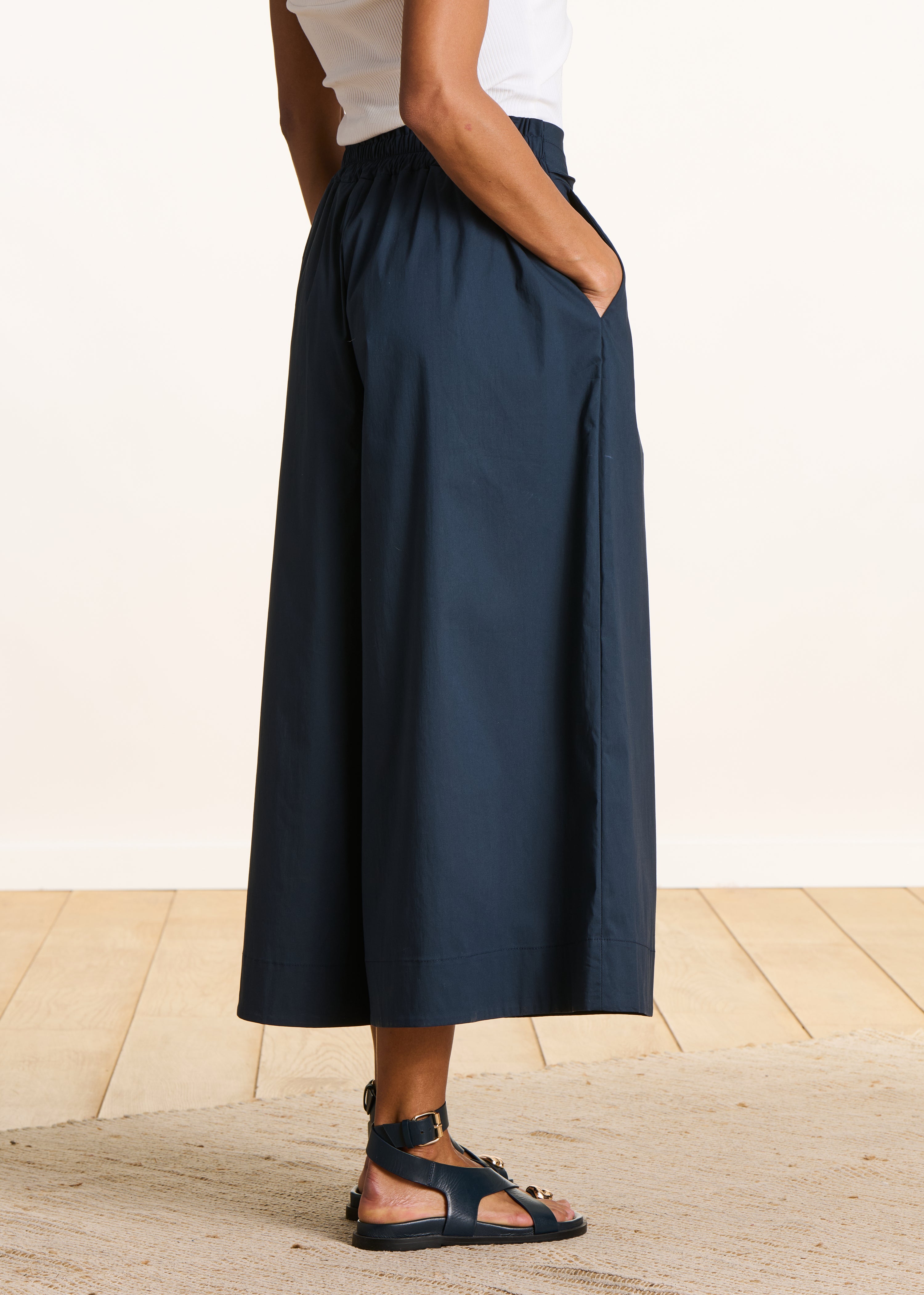 Wide navy blue 7/8-length trousers with tie belt