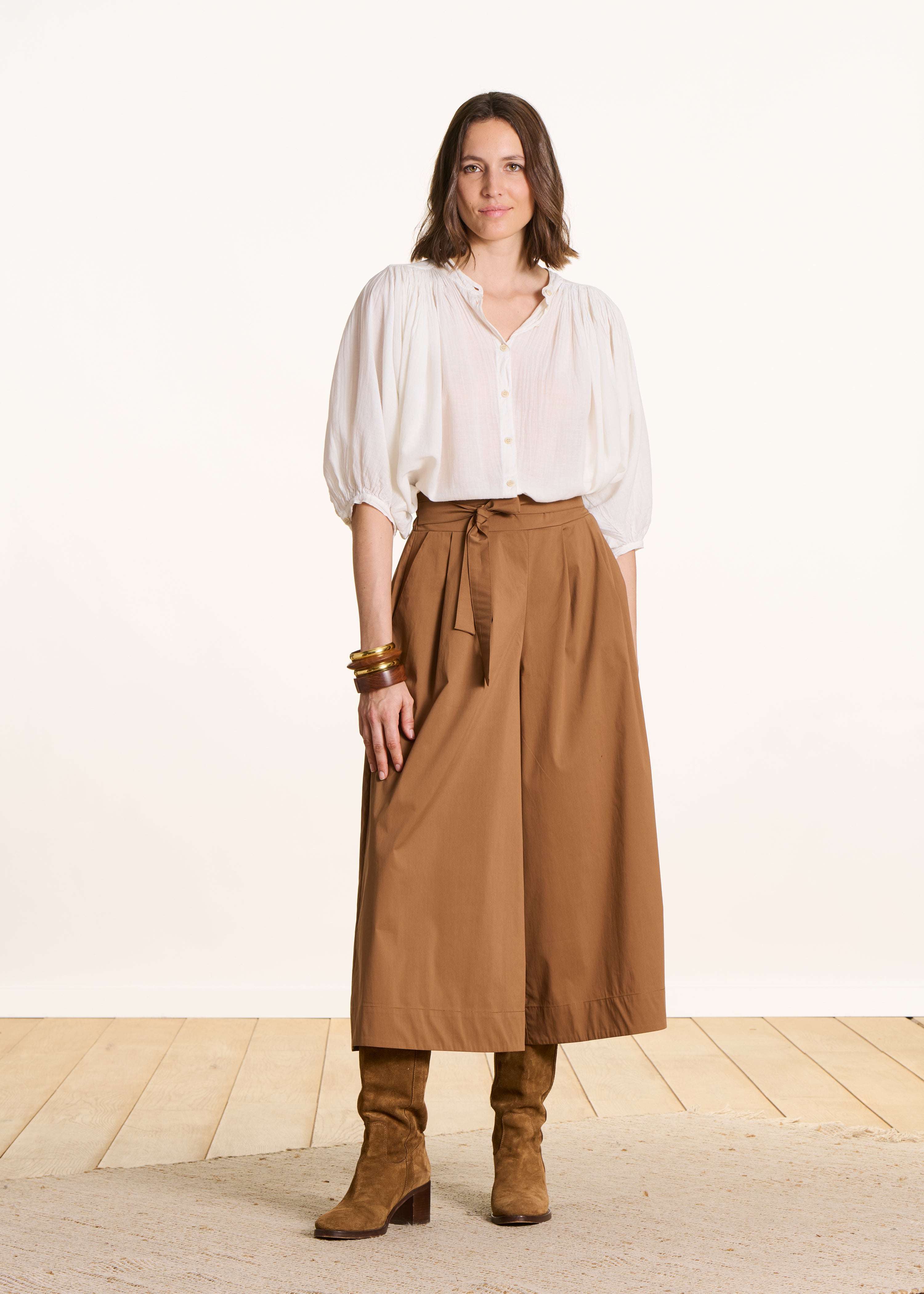 Wide brown 7/8-length trousers with tie belt