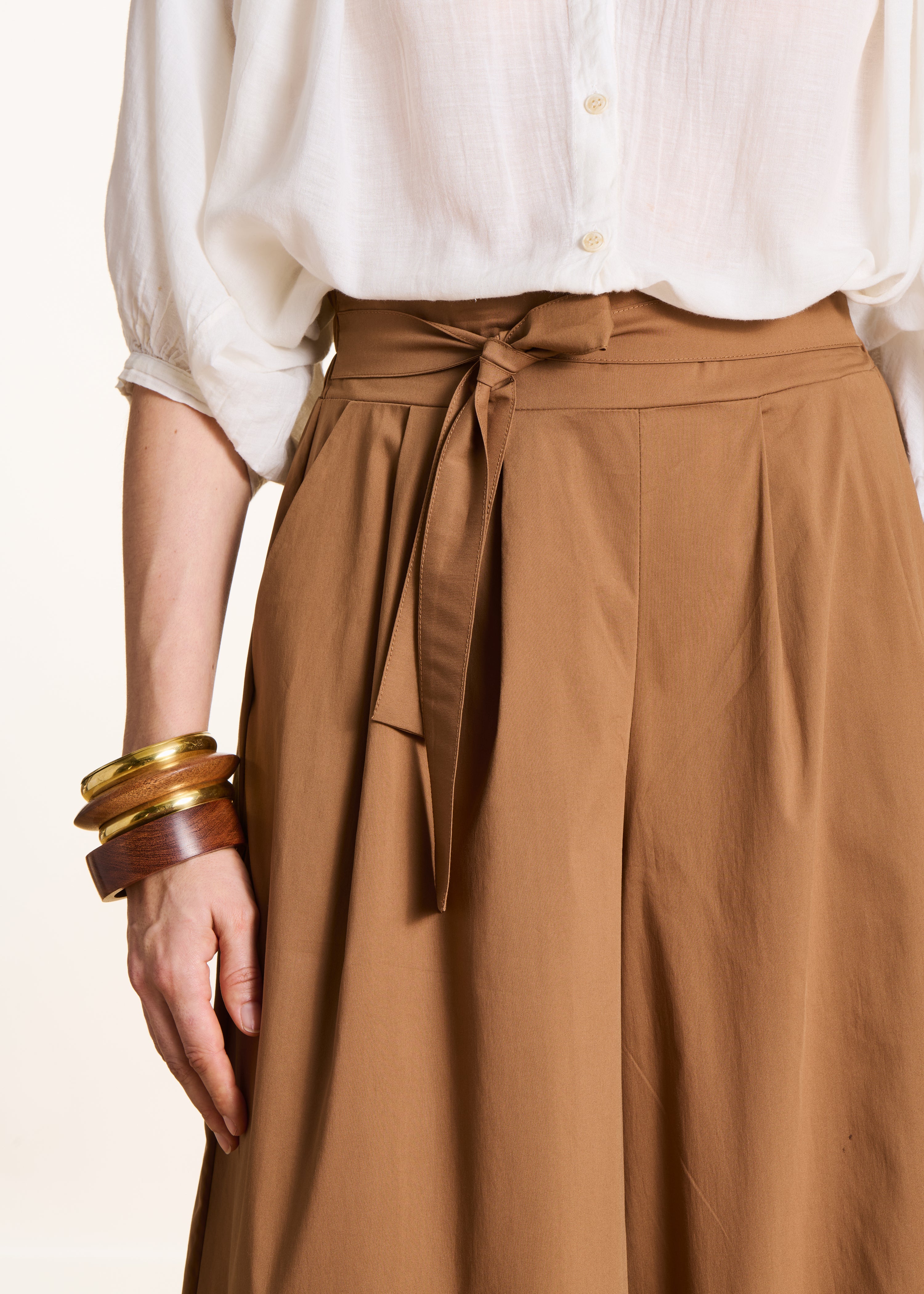 Wide brown 7/8-length trousers with tie belt