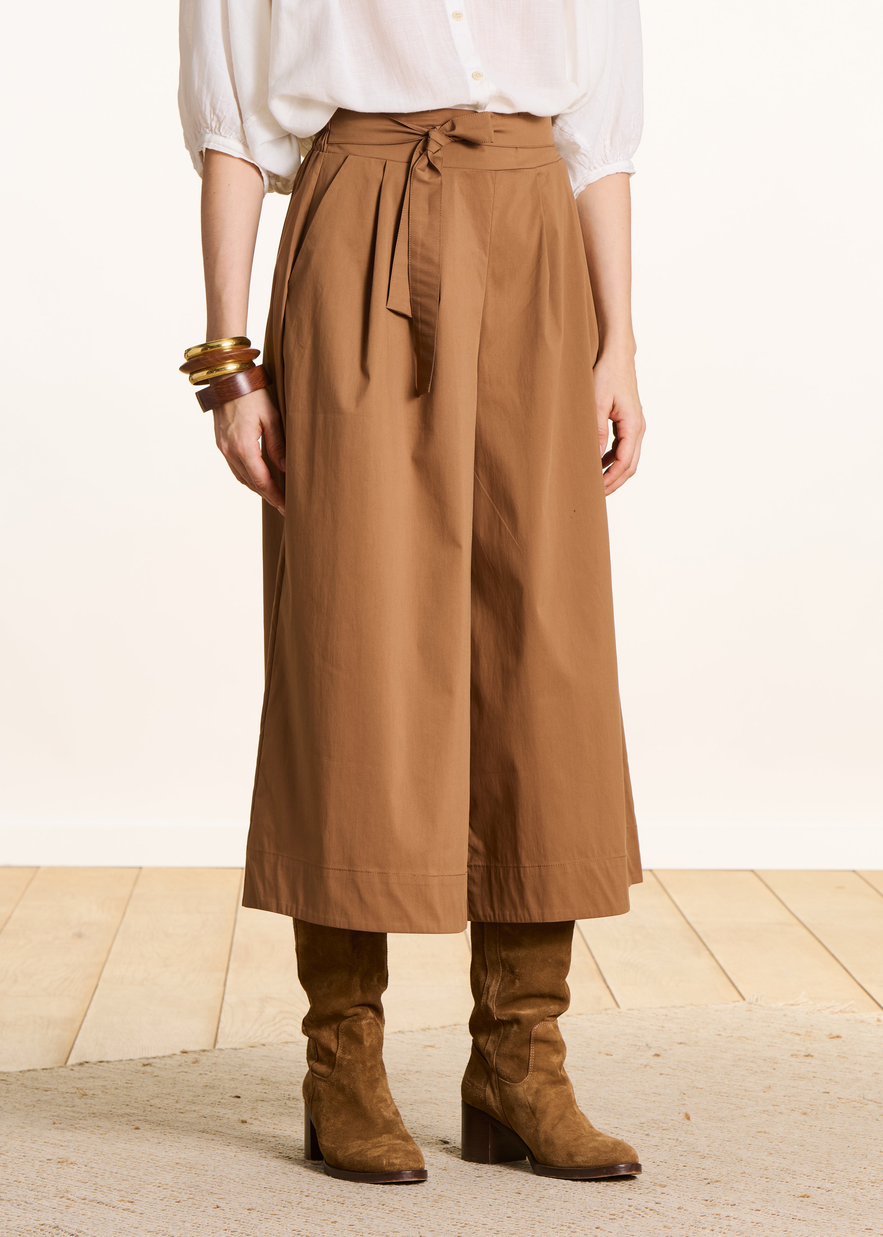 Wide brown 7/8-length trousers with tie belt