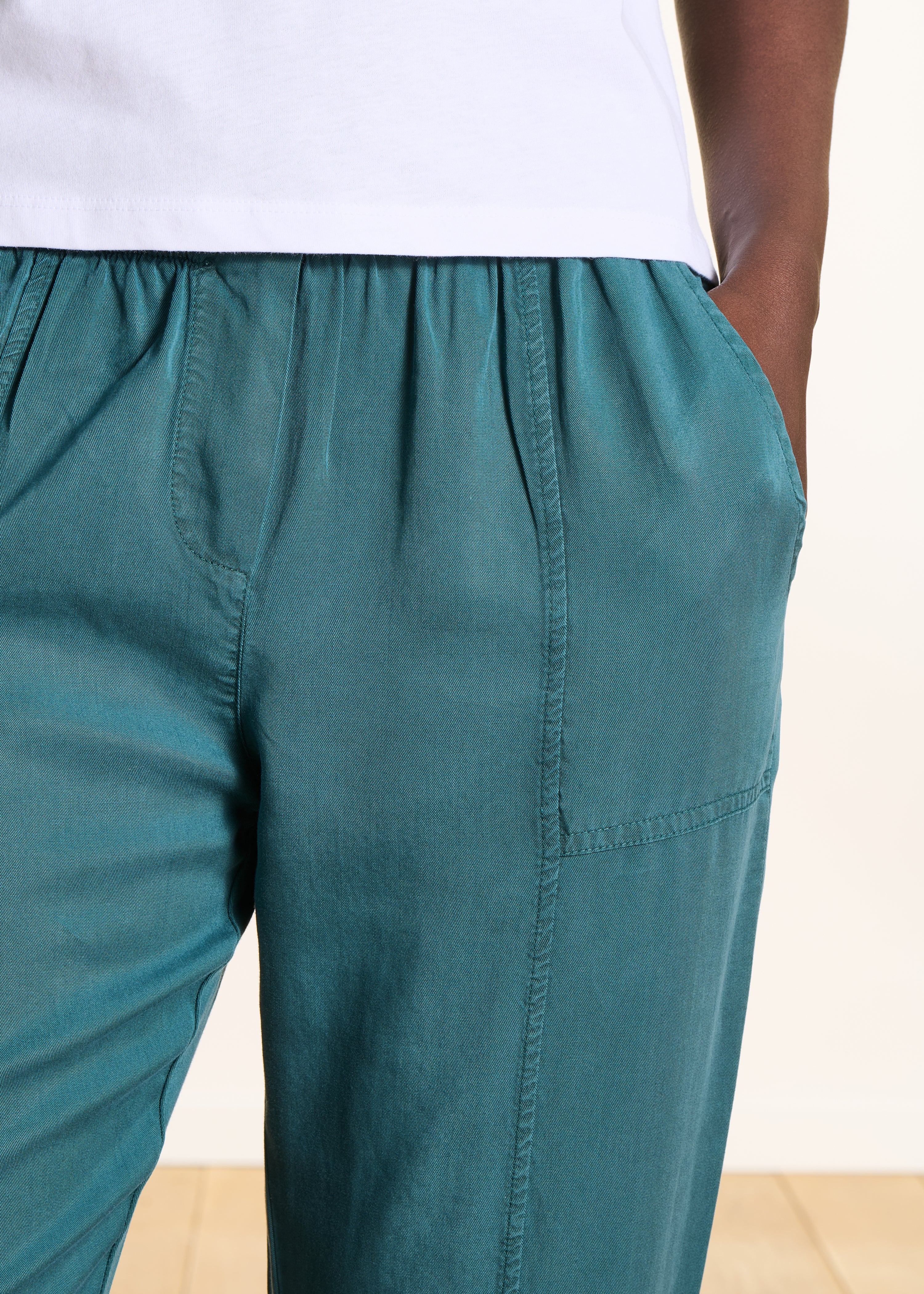 Pantalone fluido blu petrolio in lyocell con vita elasticizzata