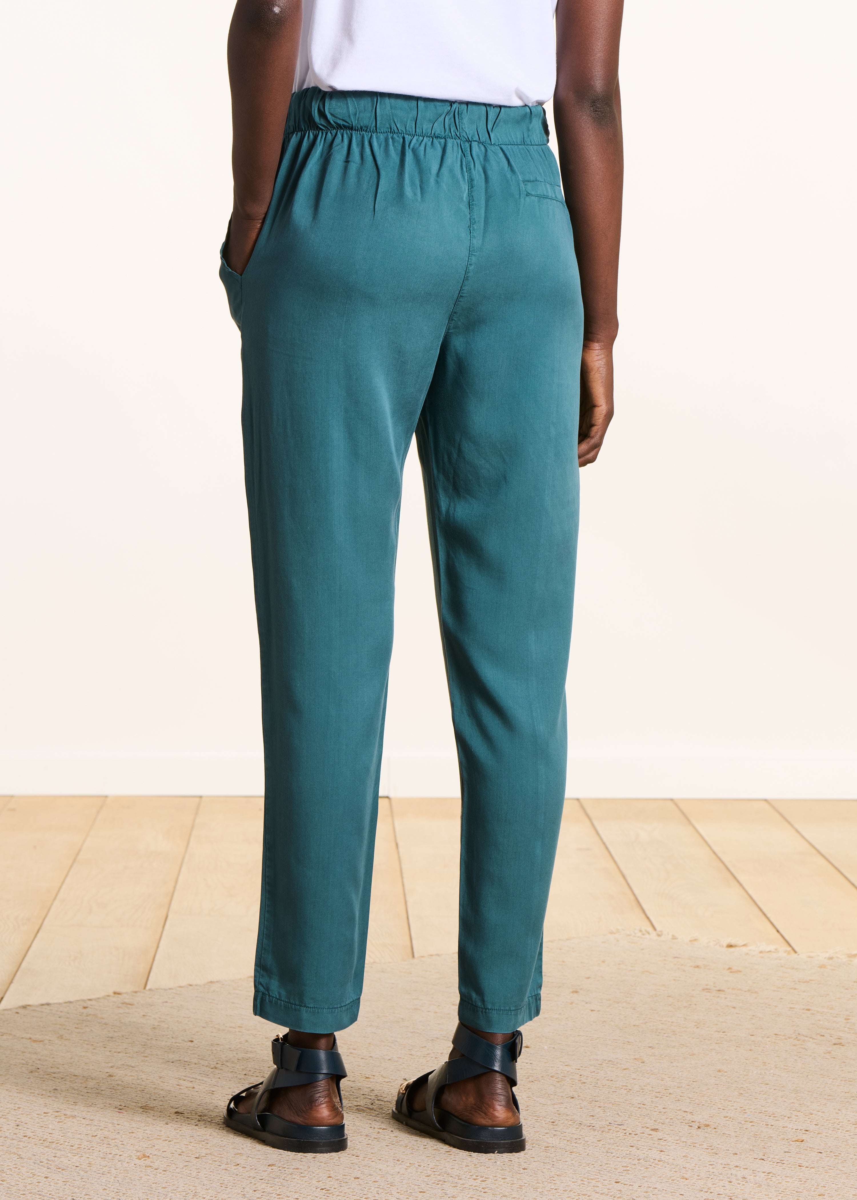 Pantalone fluido blu petrolio in lyocell con vita elasticizzata