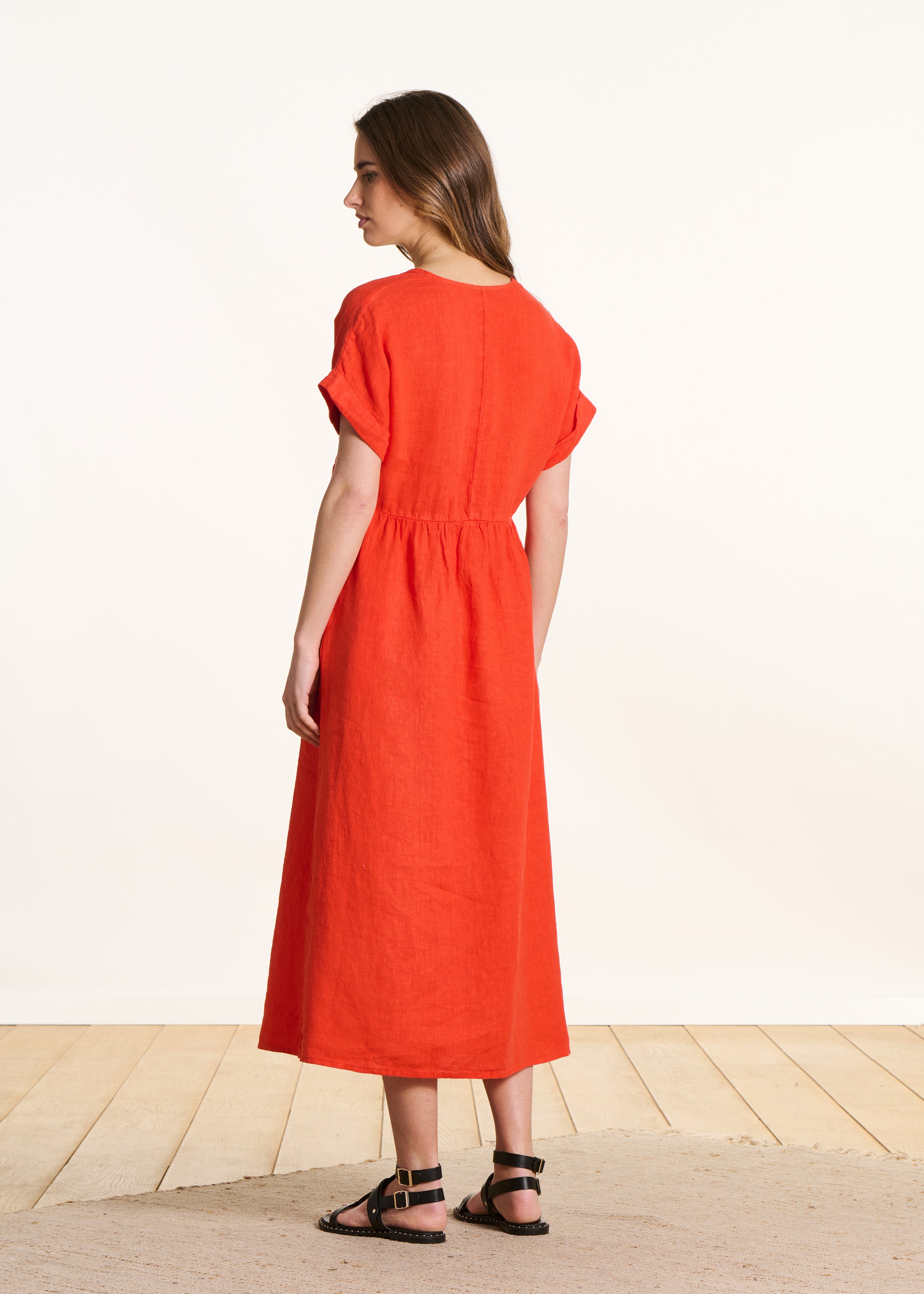 Weites langes Leinenkleid mit kurzen Ärmeln