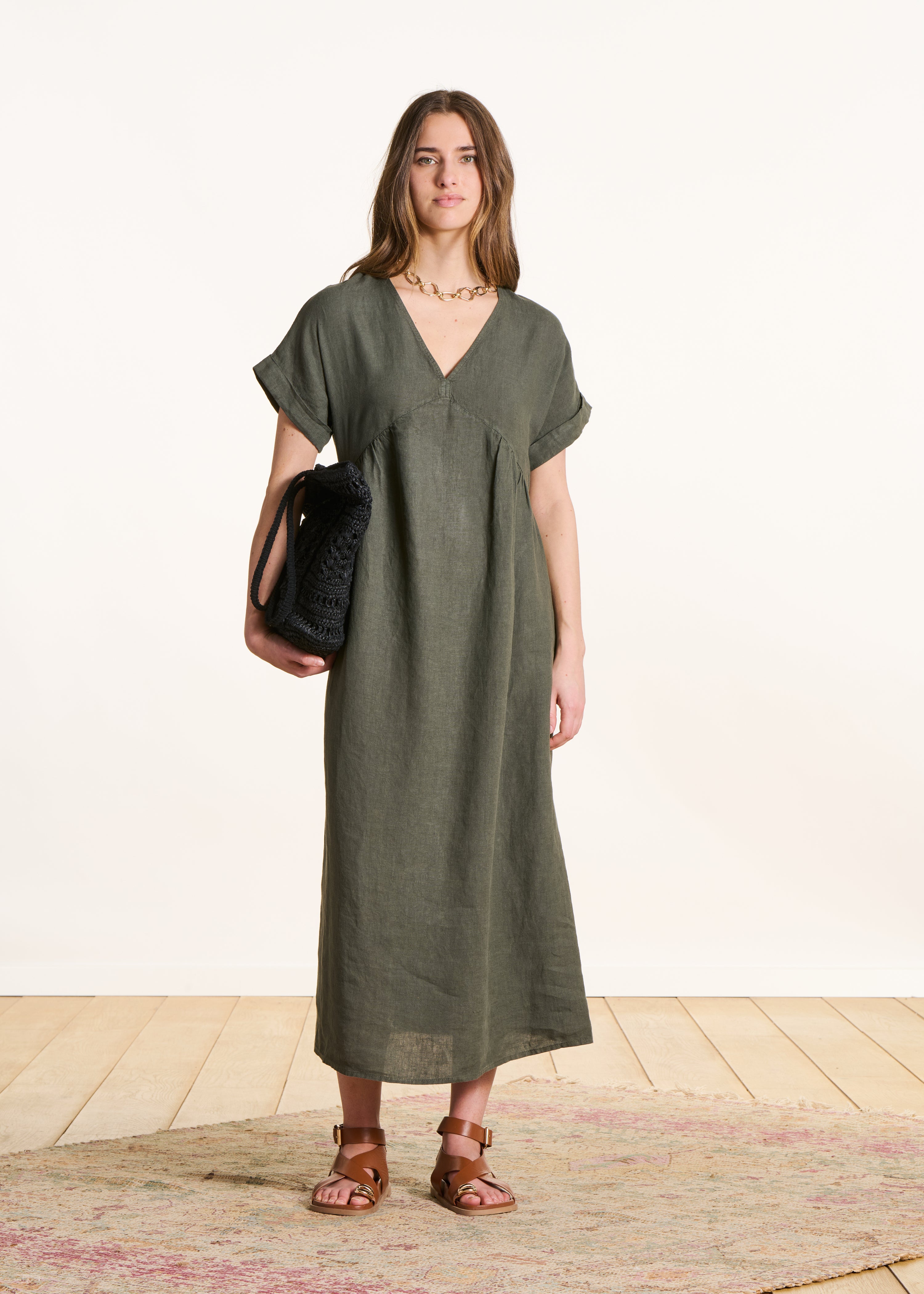 Losvallende lange jurk van kaki linnen met korte mouwen