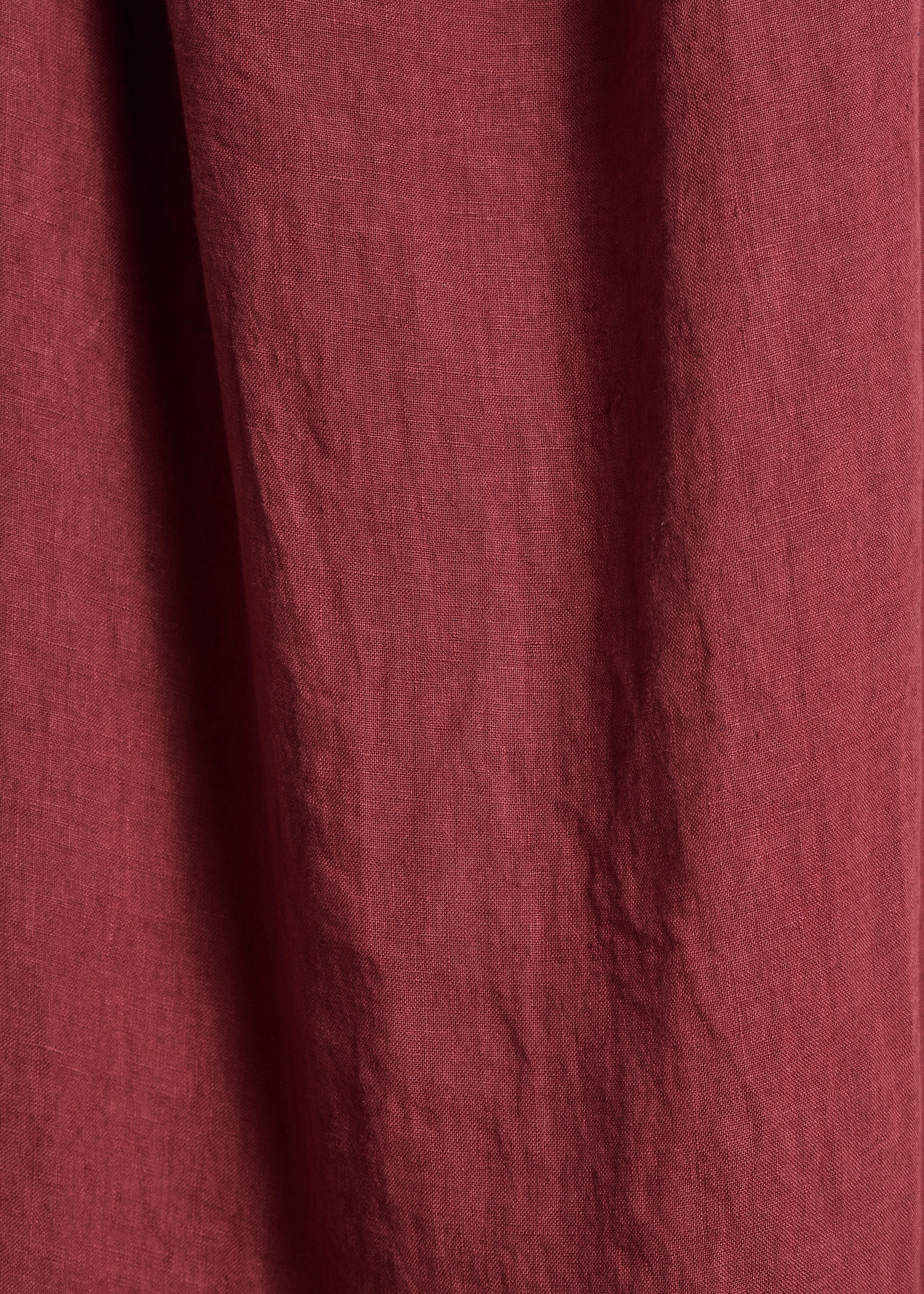 Weites langes Kleid aus braunem Leinen mit kurzen Ärmeln