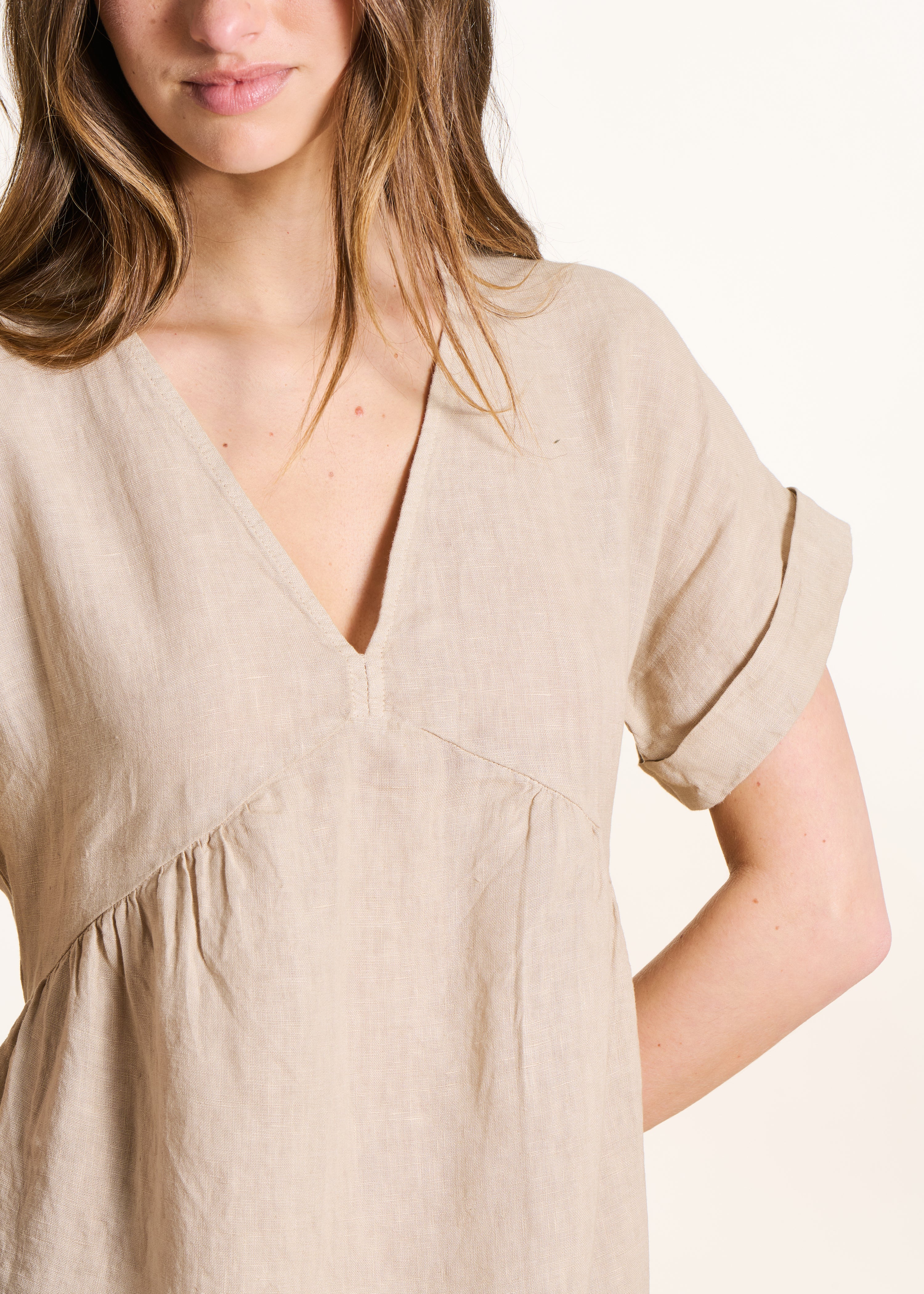 Weites langes Kleid aus beigem Leinen mit kurzen Ärmeln