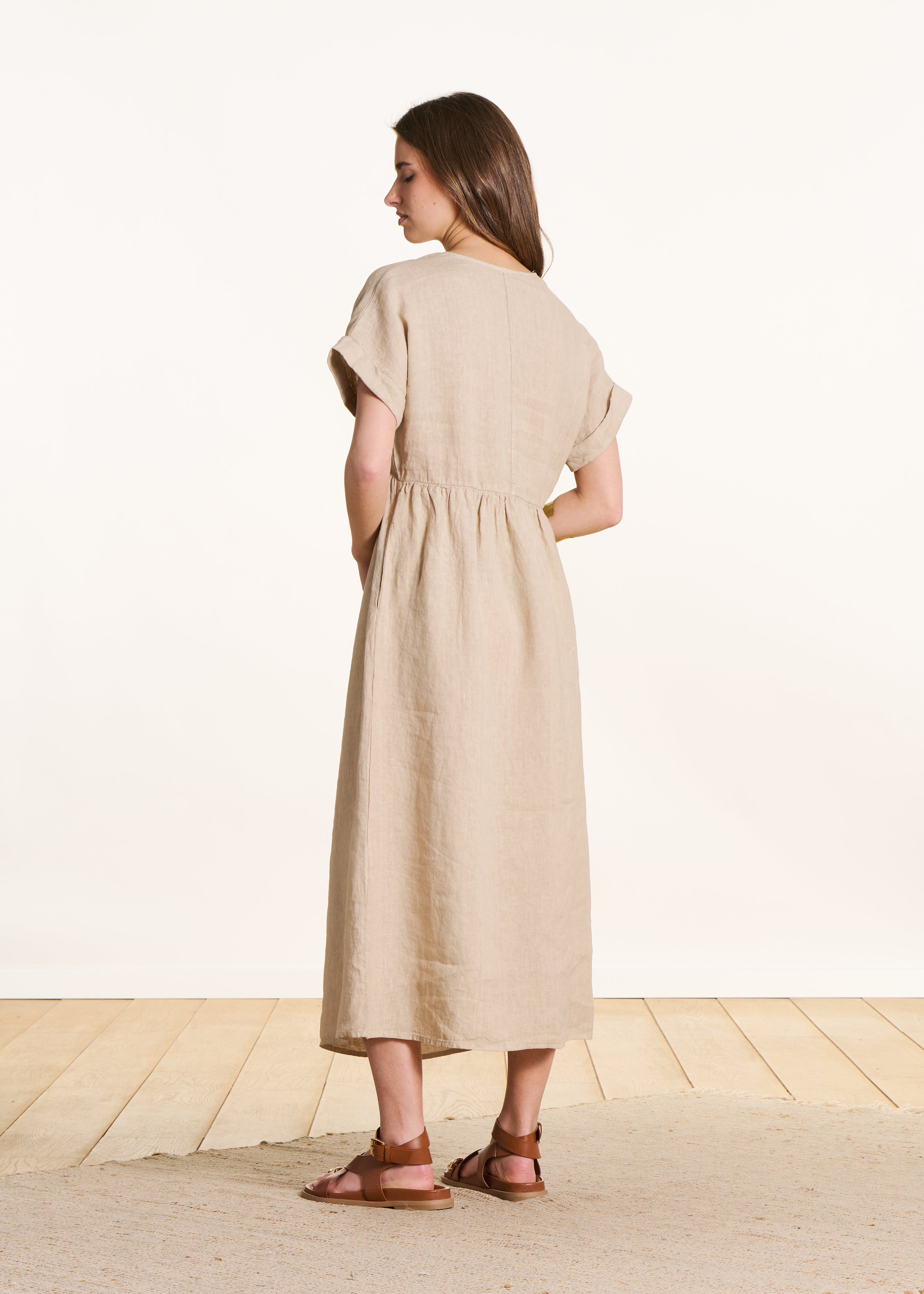 Weites langes Kleid aus beigem Leinen mit kurzen Ärmeln