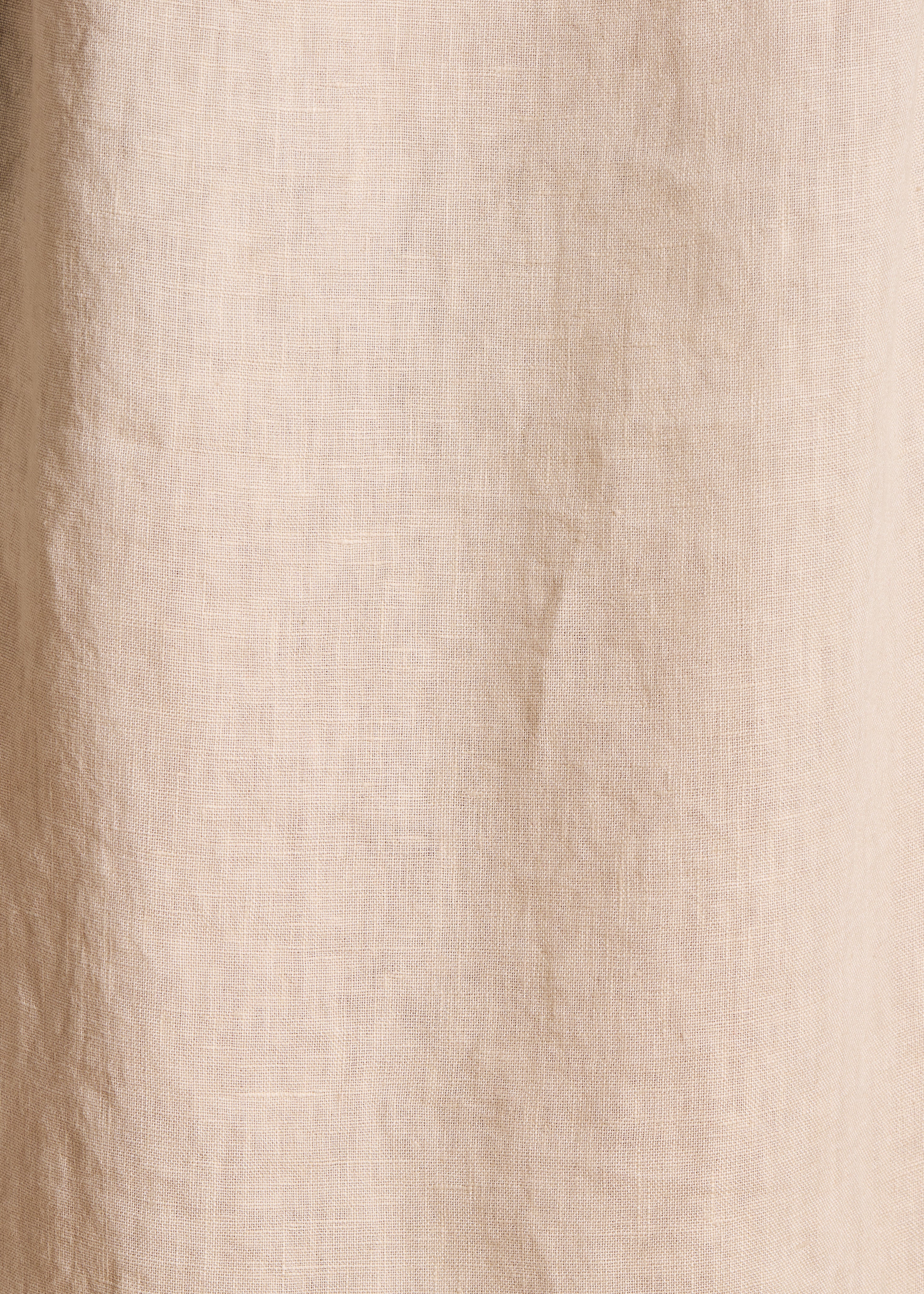 Weites langes Kleid aus beigem Leinen mit kurzen Ärmeln