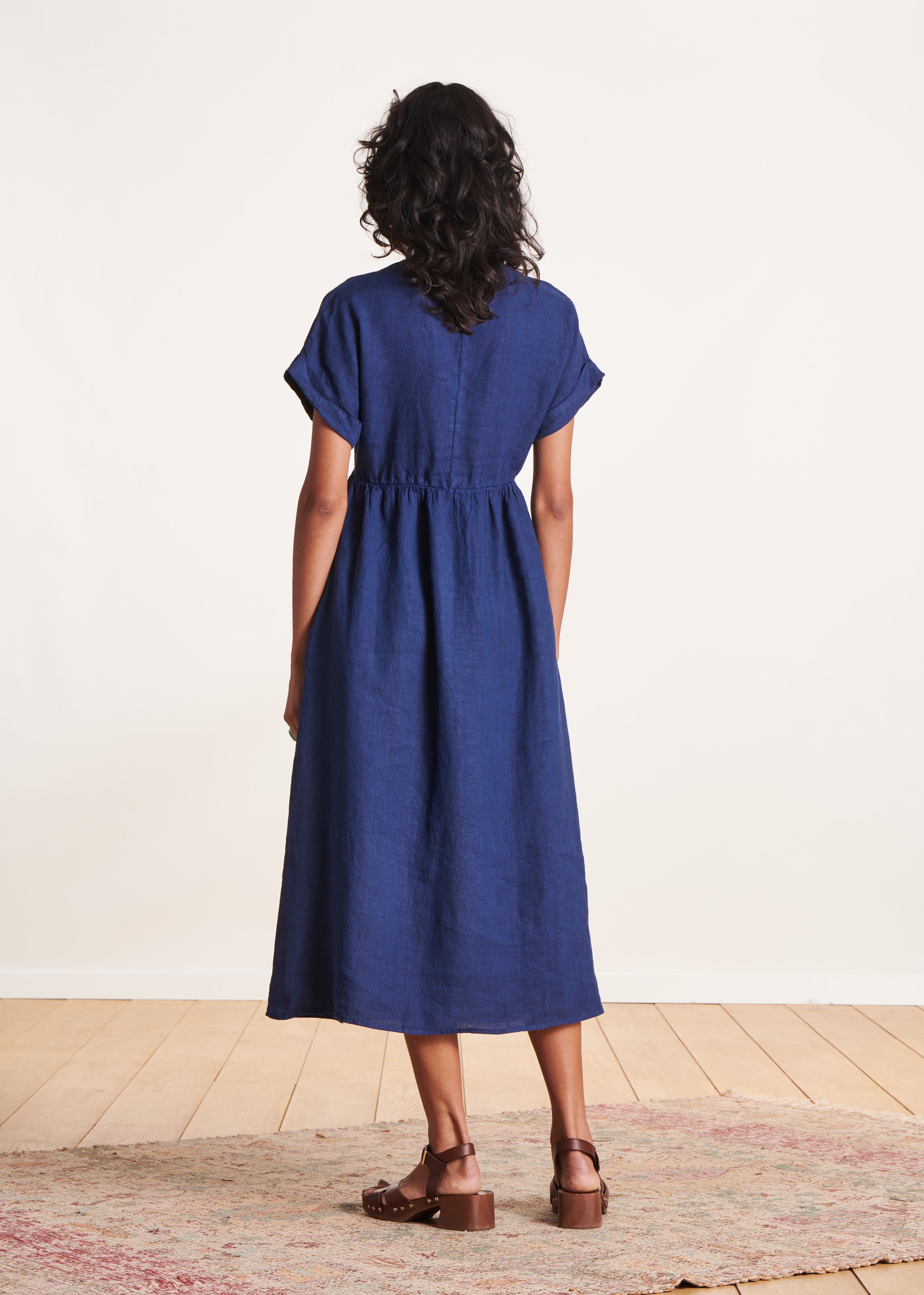 Robe longue vase en lin bleu marine manches courtes - La Fe Maraboute Robe longue vase en lin bleu marine manches courtes - La Fe Maraboute