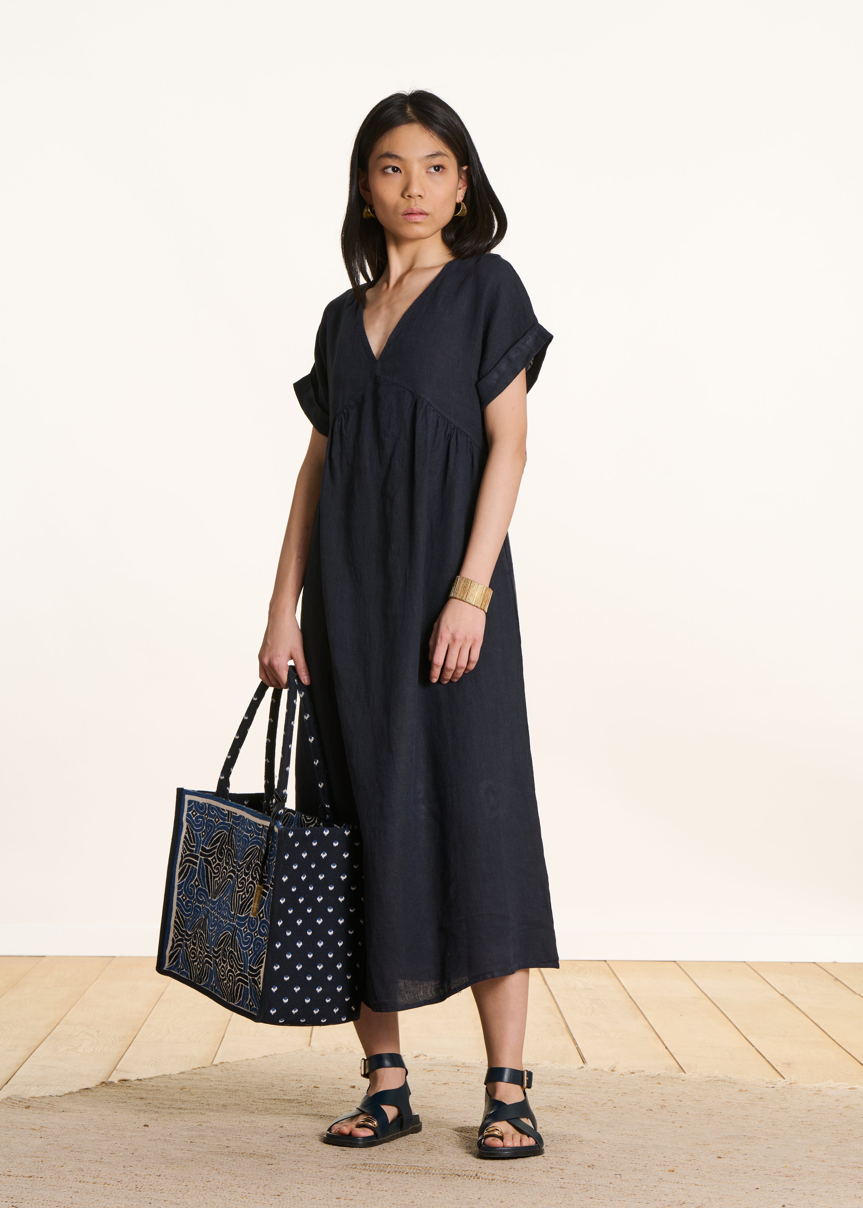 Weites langes Kleid aus dunkelblauem Leinen mit kurzen Ärmeln