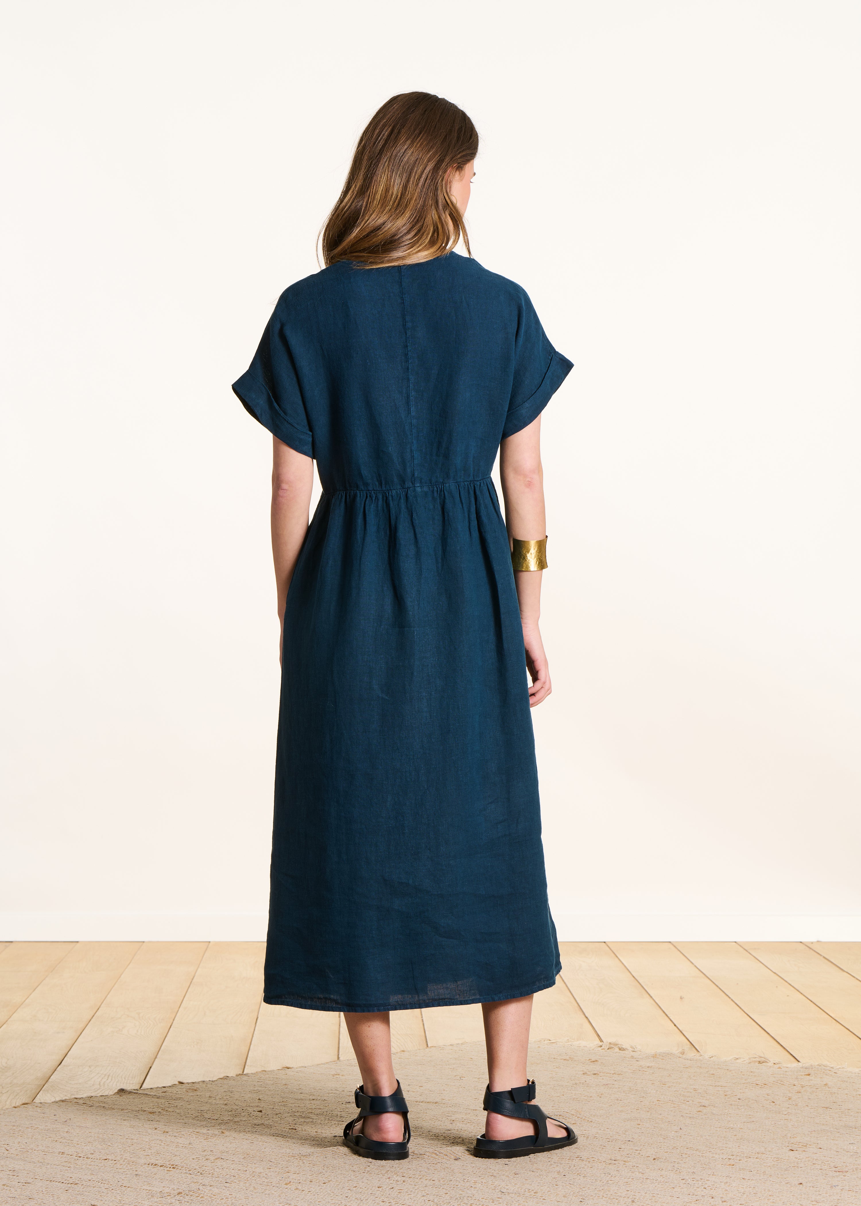 Weites langes Kleid aus petrolblauem Leinen mit kurzen Ärmeln