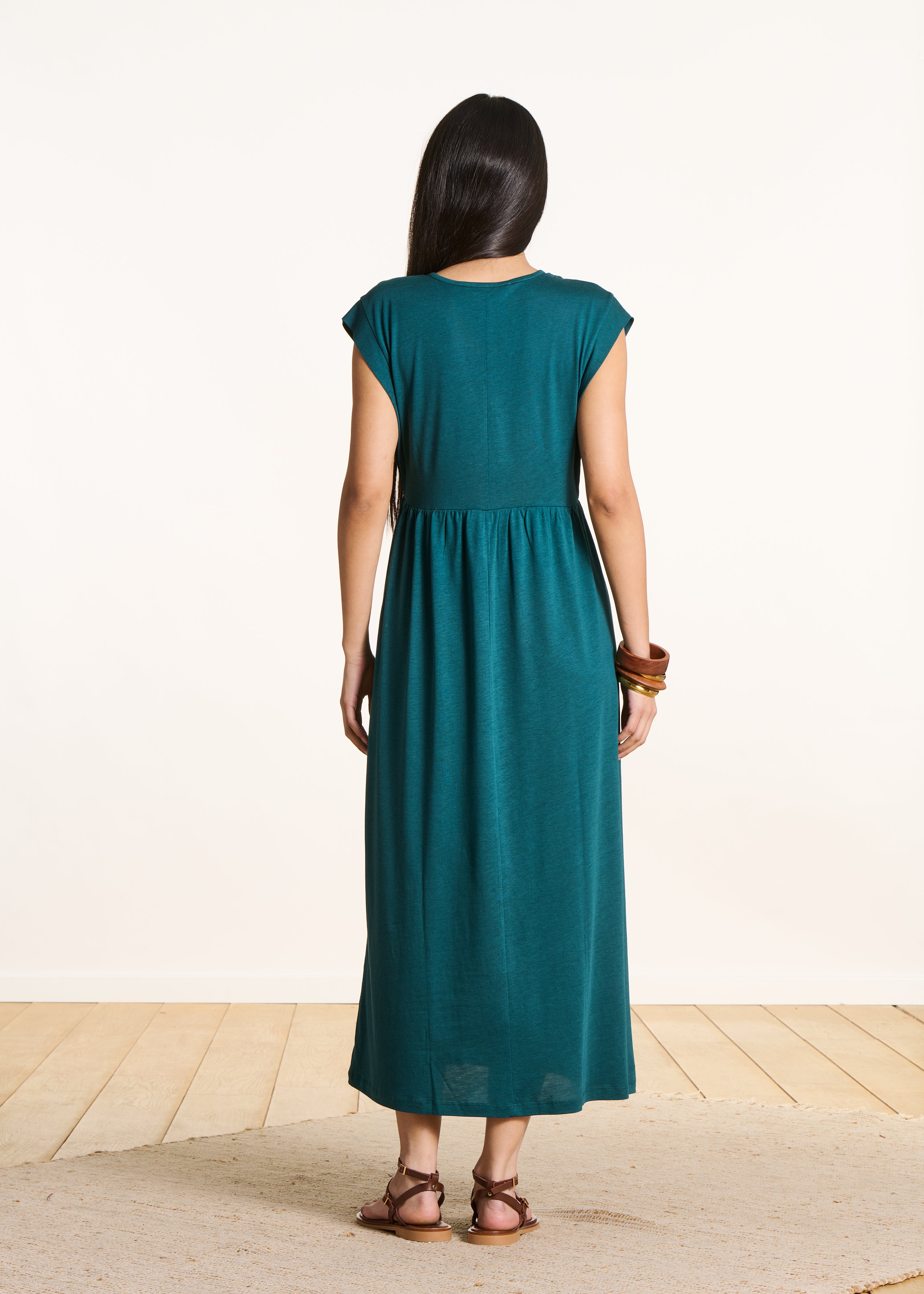 Vestido midi fluido azul petróleo con cuello en V en lyocell