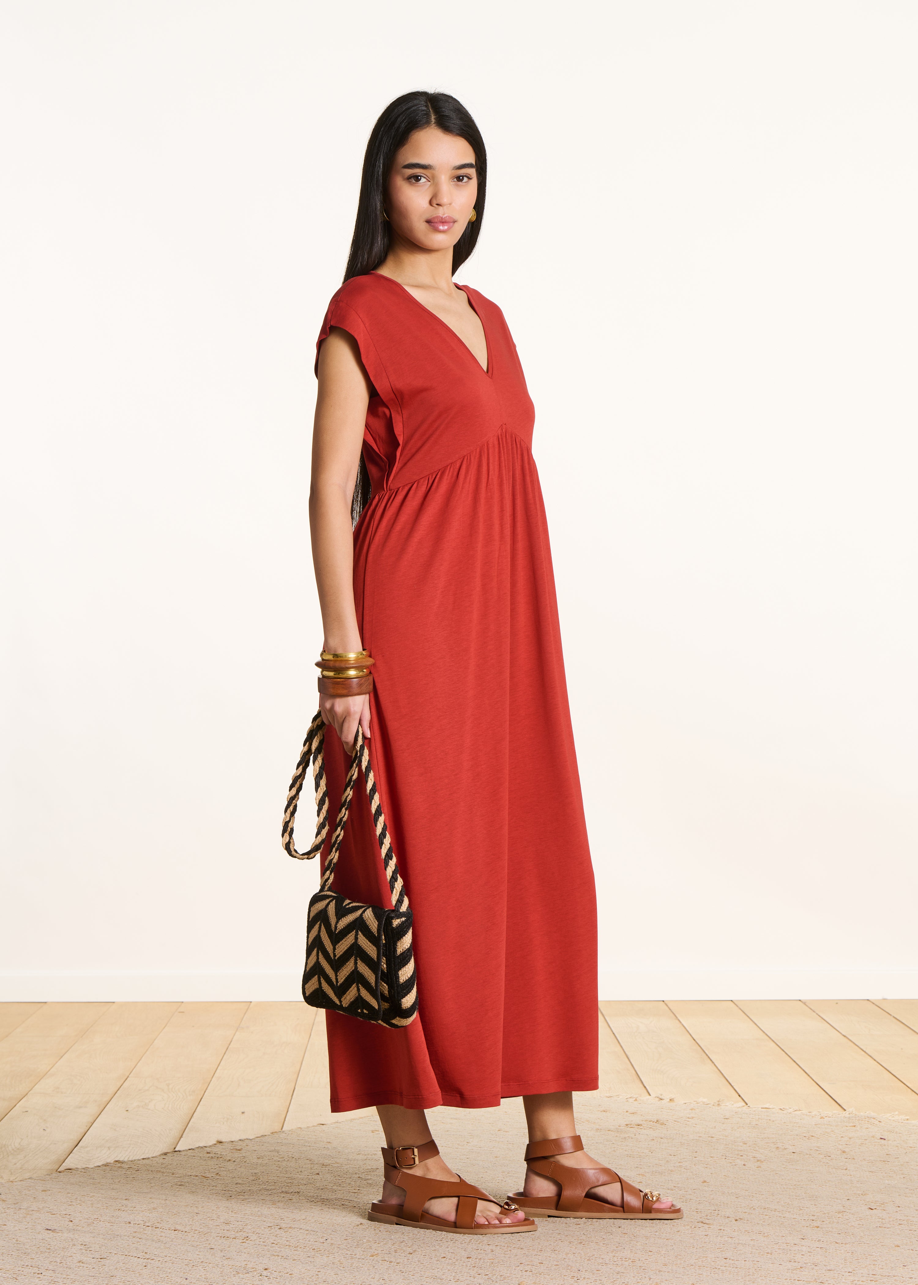 Robe mi-longue fluide rouge à col V en lyocell