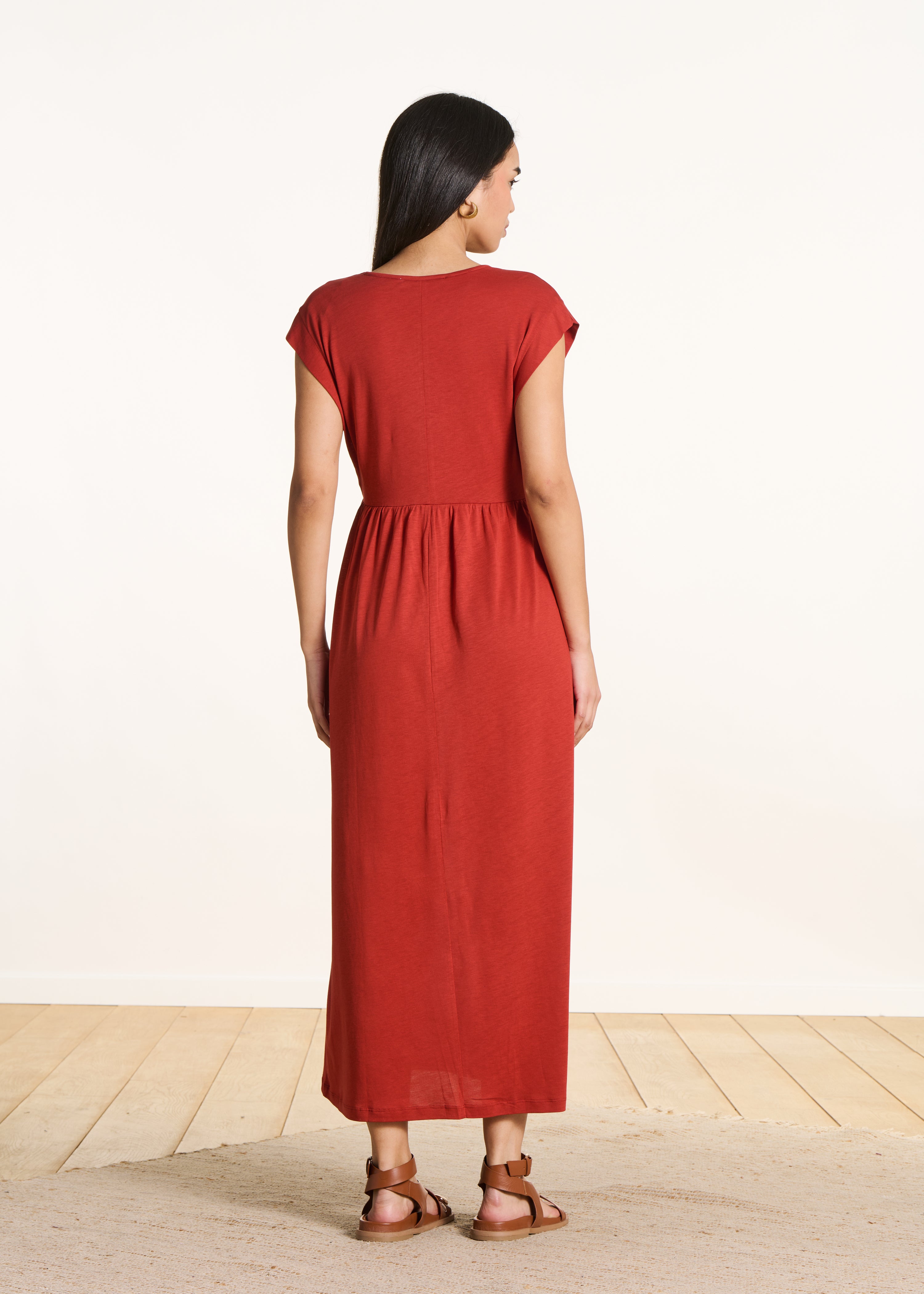 Robe mi-longue fluide rouge à col V en lyocell