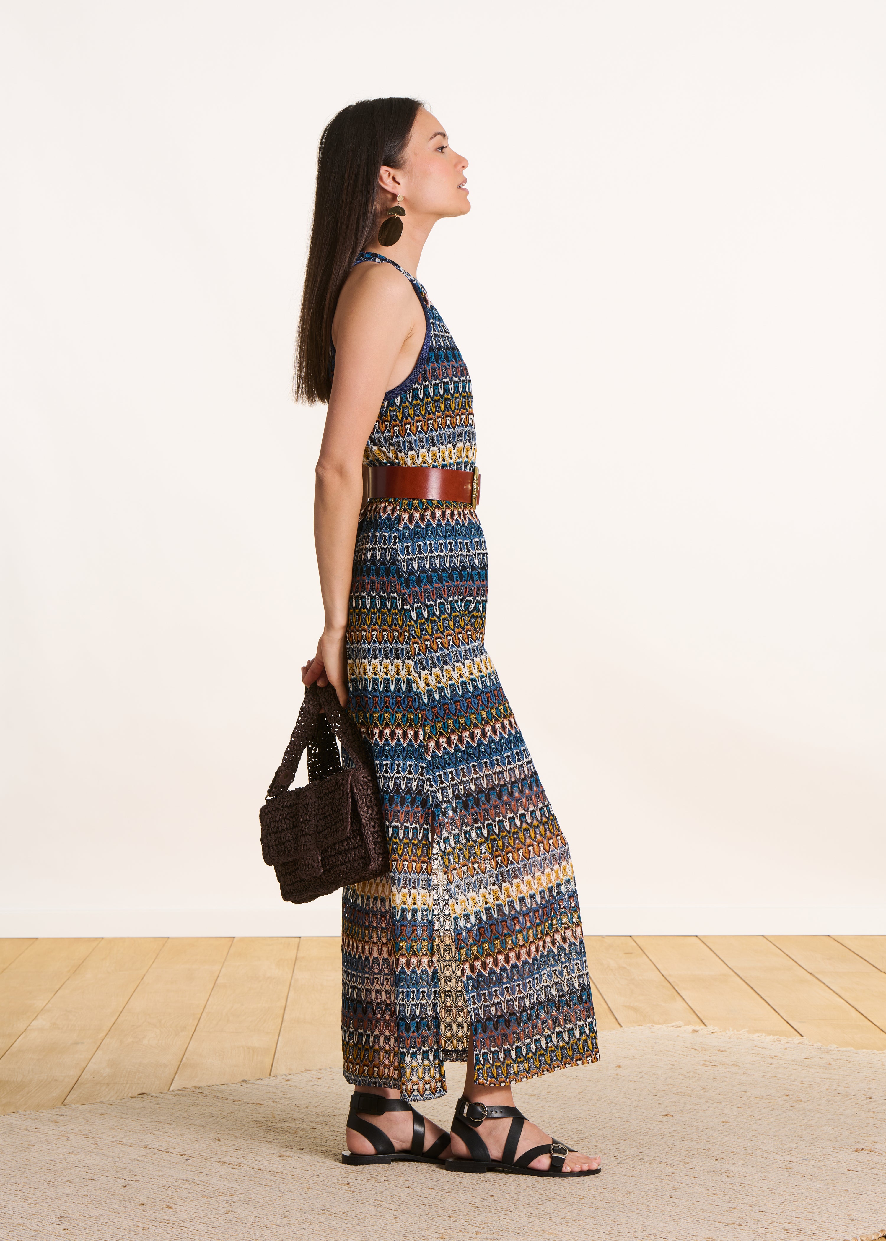 Maxi abito blu senza maniche all'uncinetto