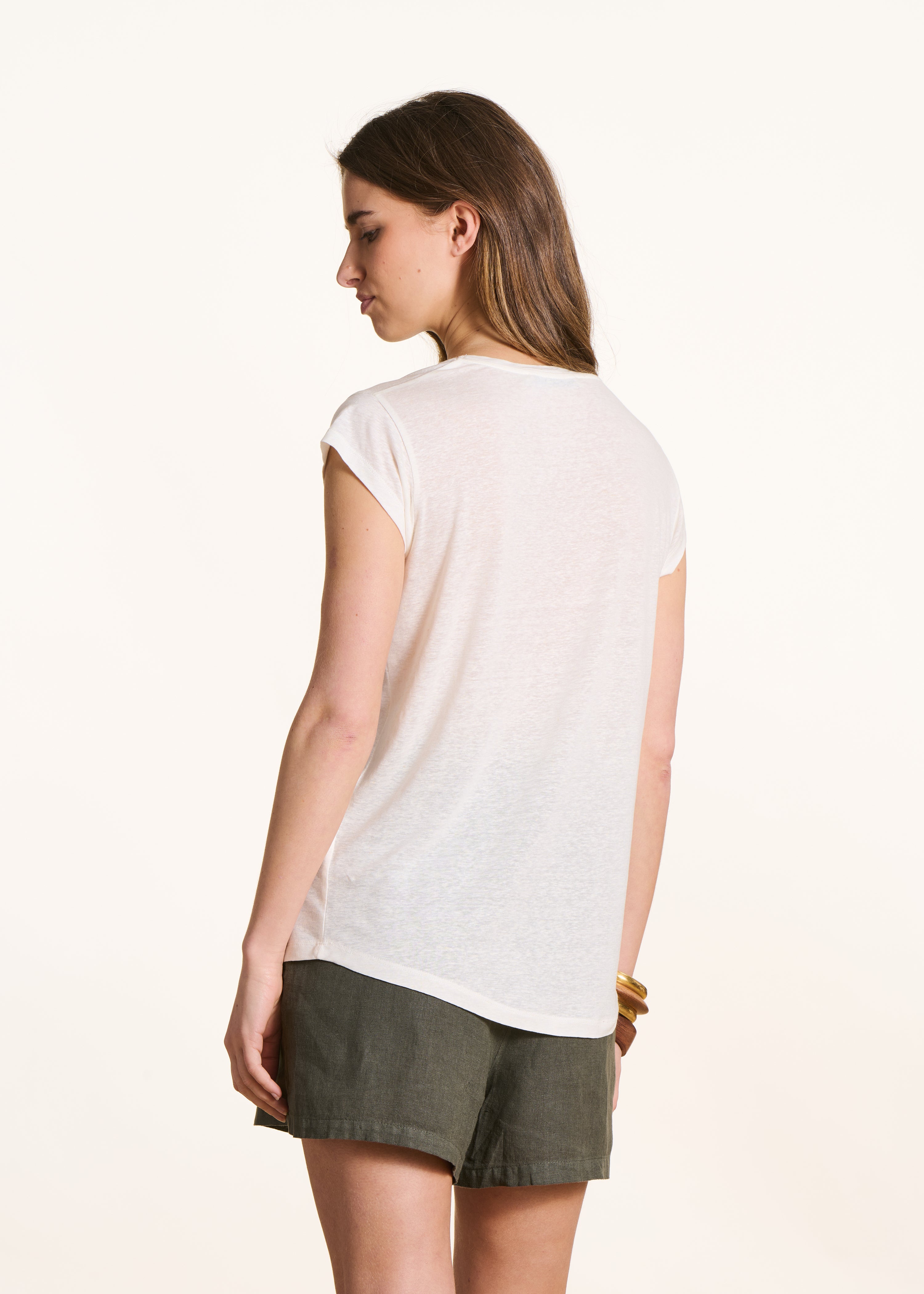 Ecru lyocell T-shirt with V-neck and short sleeves