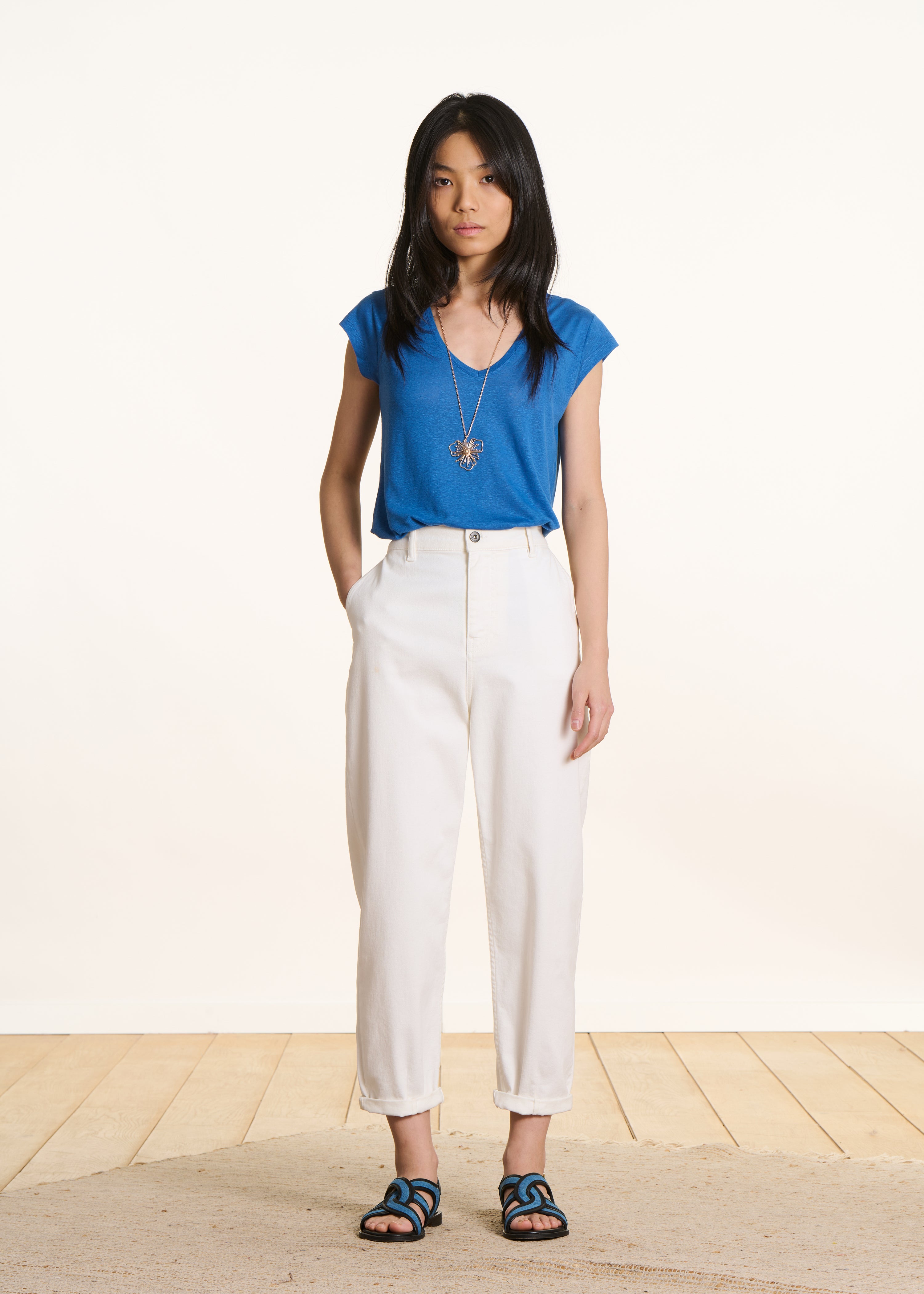 Blue denim lyocell T-shirt with V-neck and short sleeves