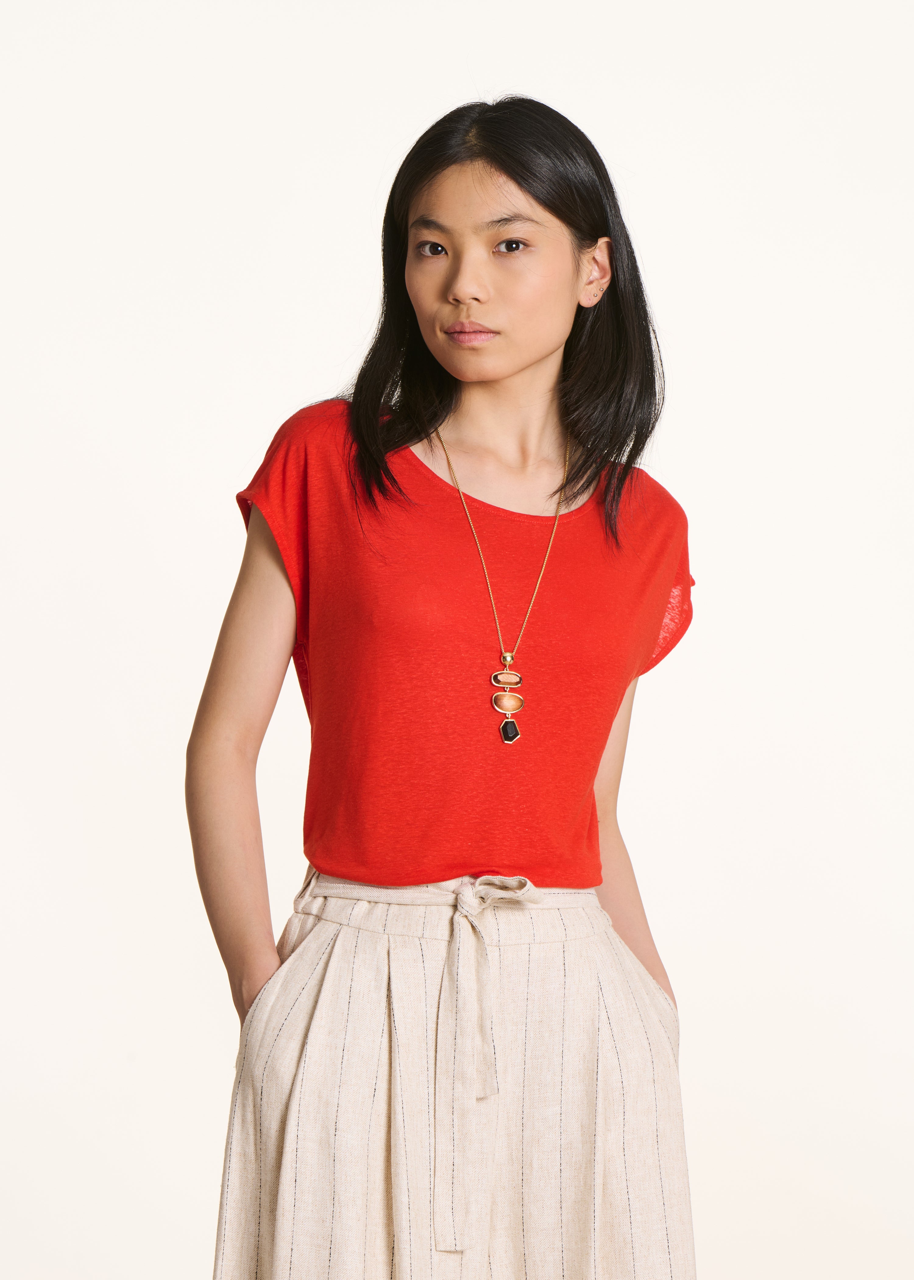 Red straight T-shirt with round neck in lyocell and linen