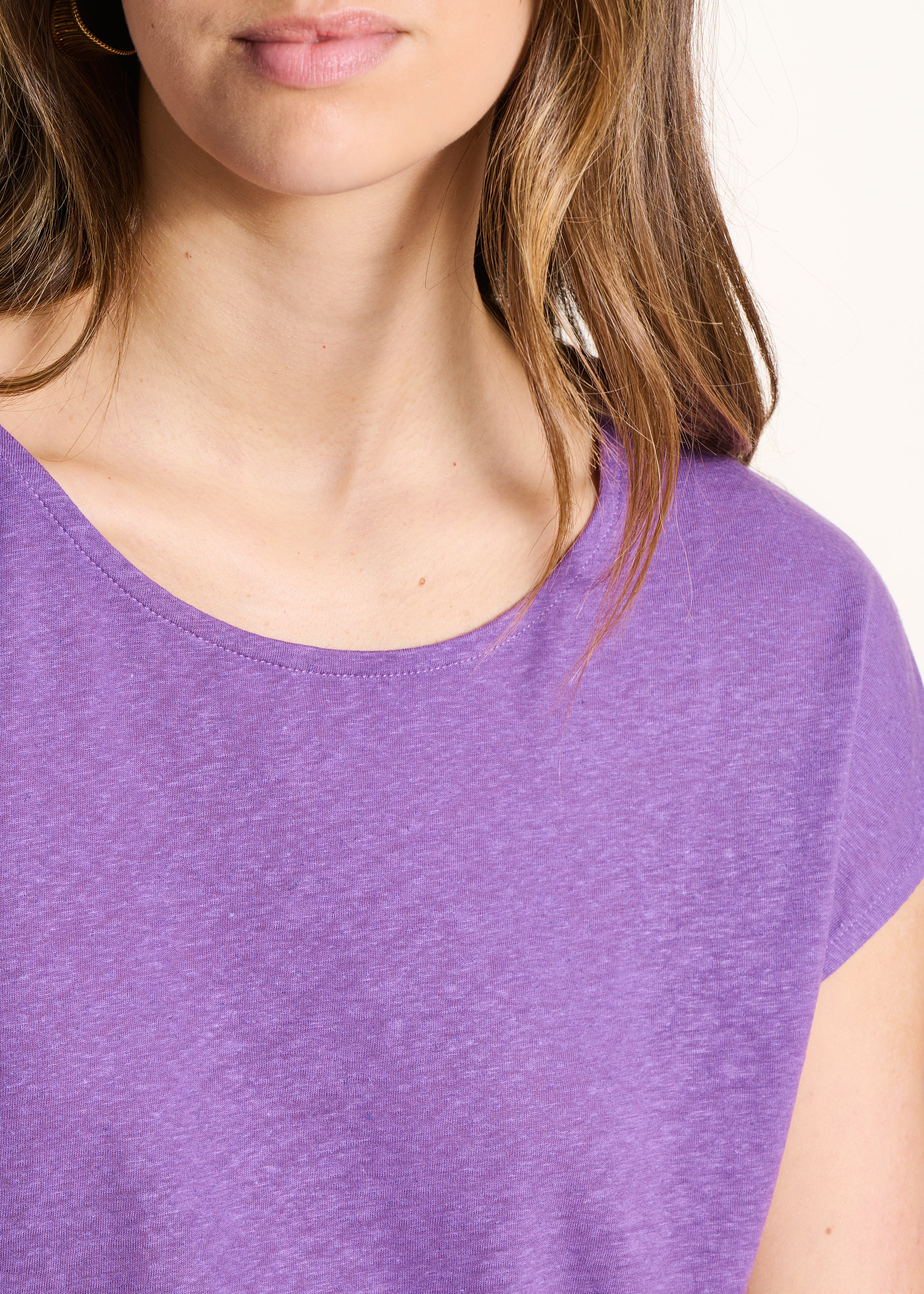 Straight purple T-shirt with round neck in lyocell and linen