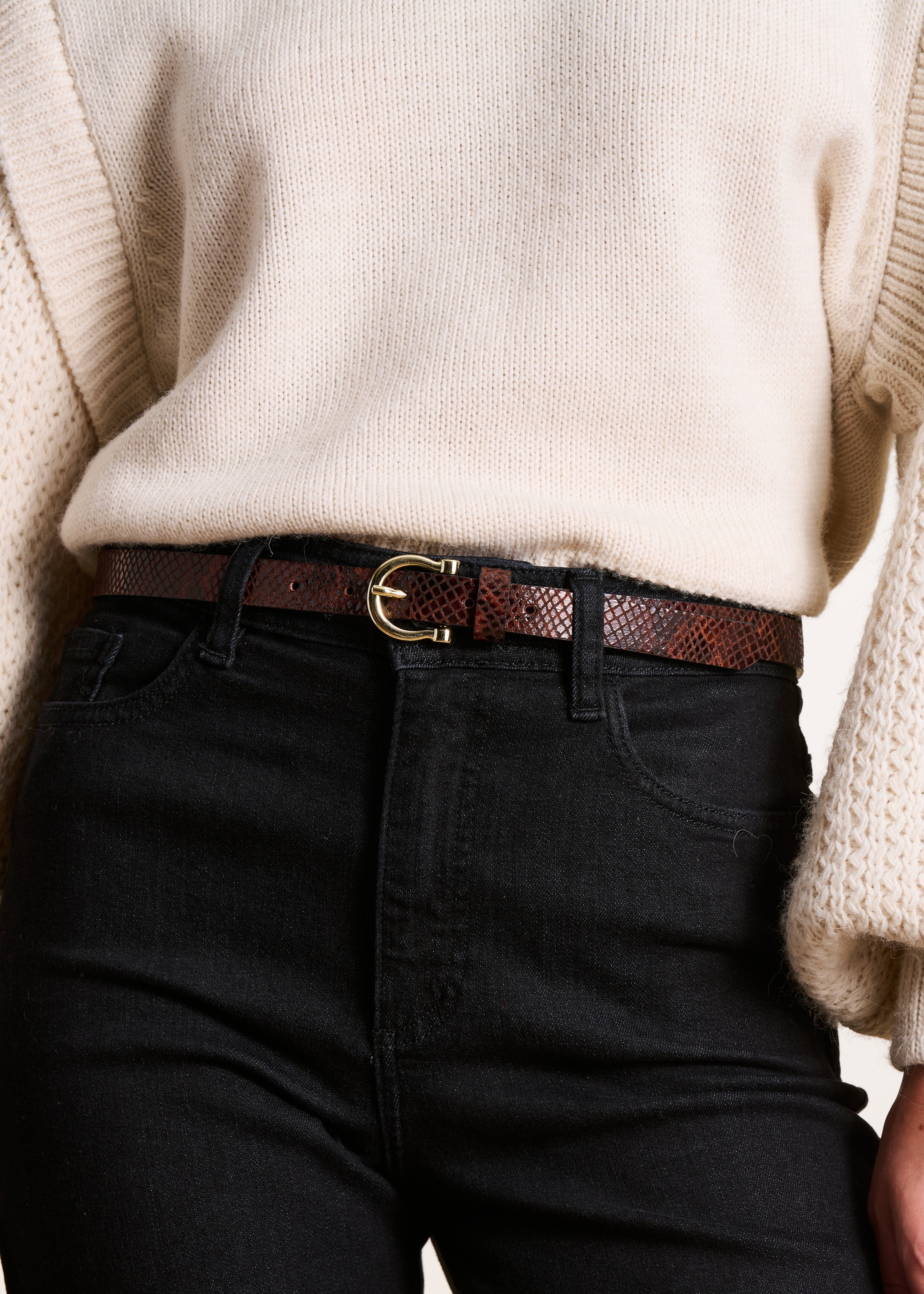 Ceinture fine en cuir marron effet python boucle fer à cheval