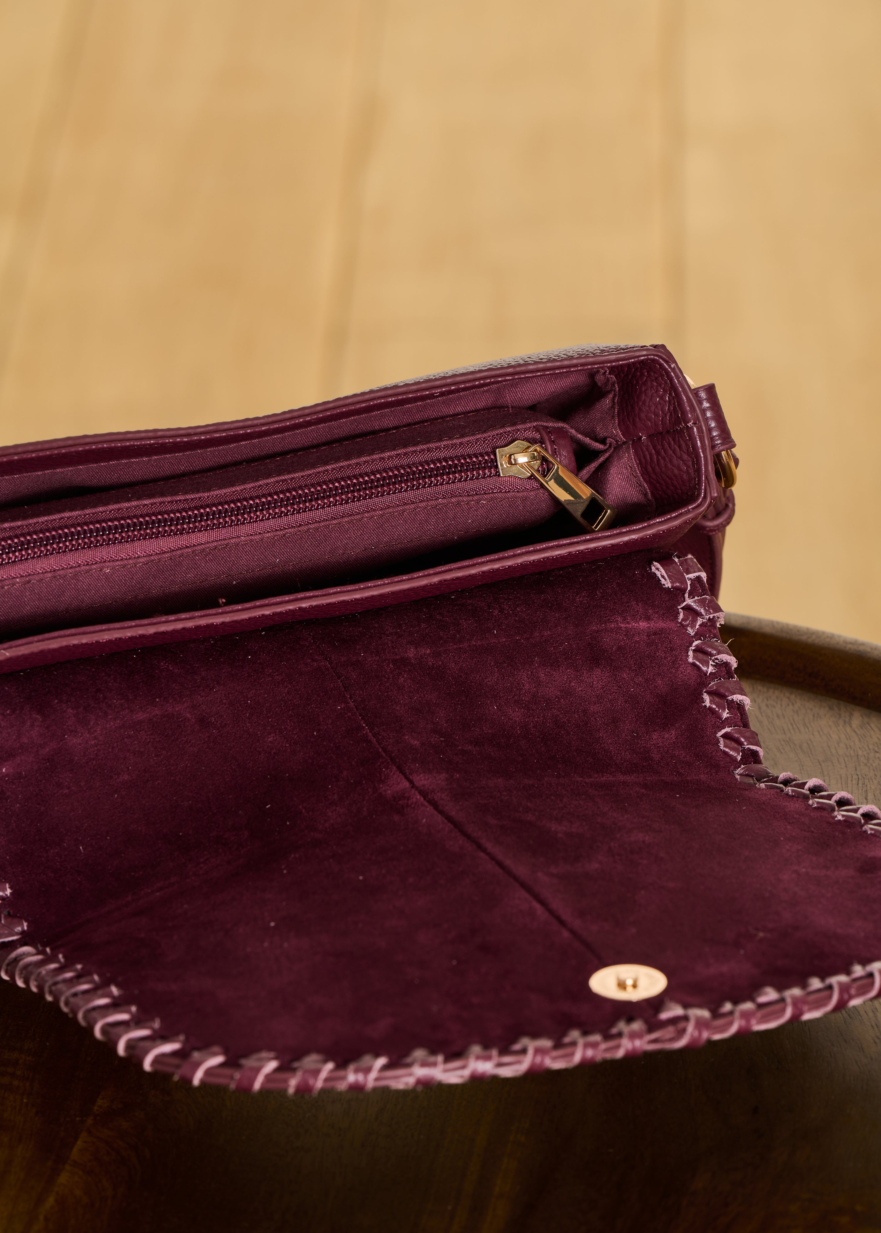 Bordeaux schoudertas van gegranuleerd leer