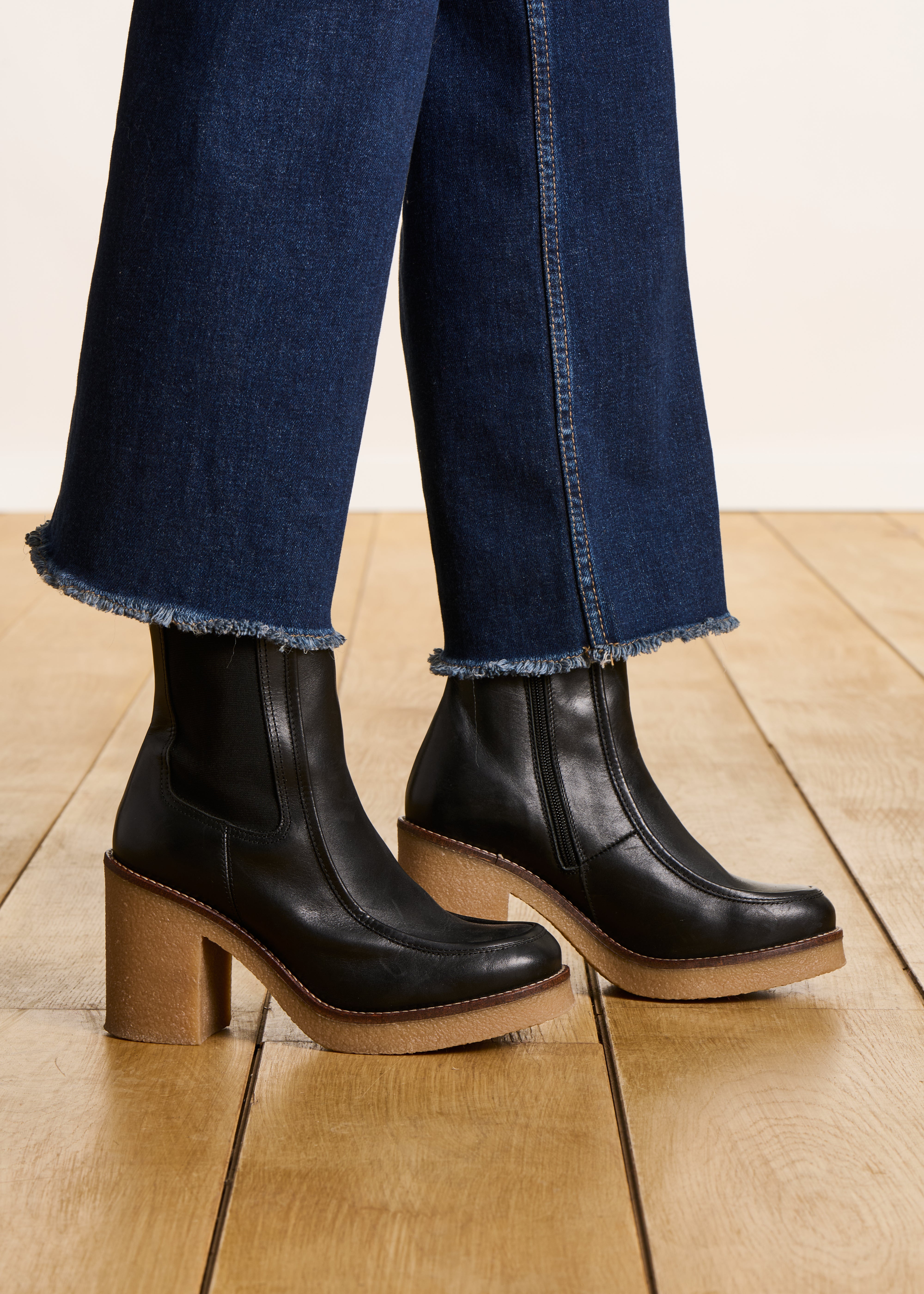 Chelsea-Stiefeletten aus schwarzem Leder mit Kreppsohle