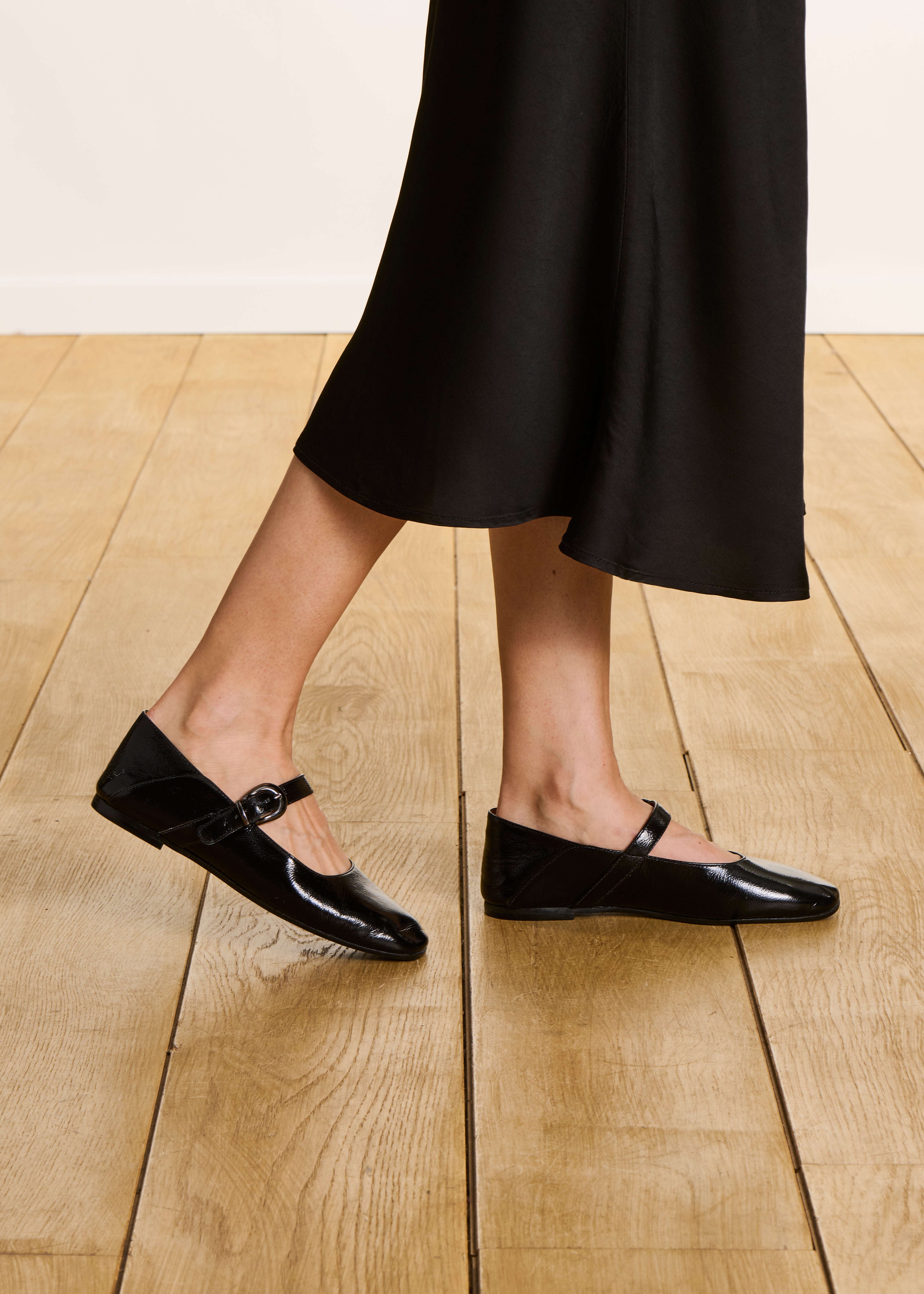 Lackleder Ballerinas mit Schnalle in schwarz