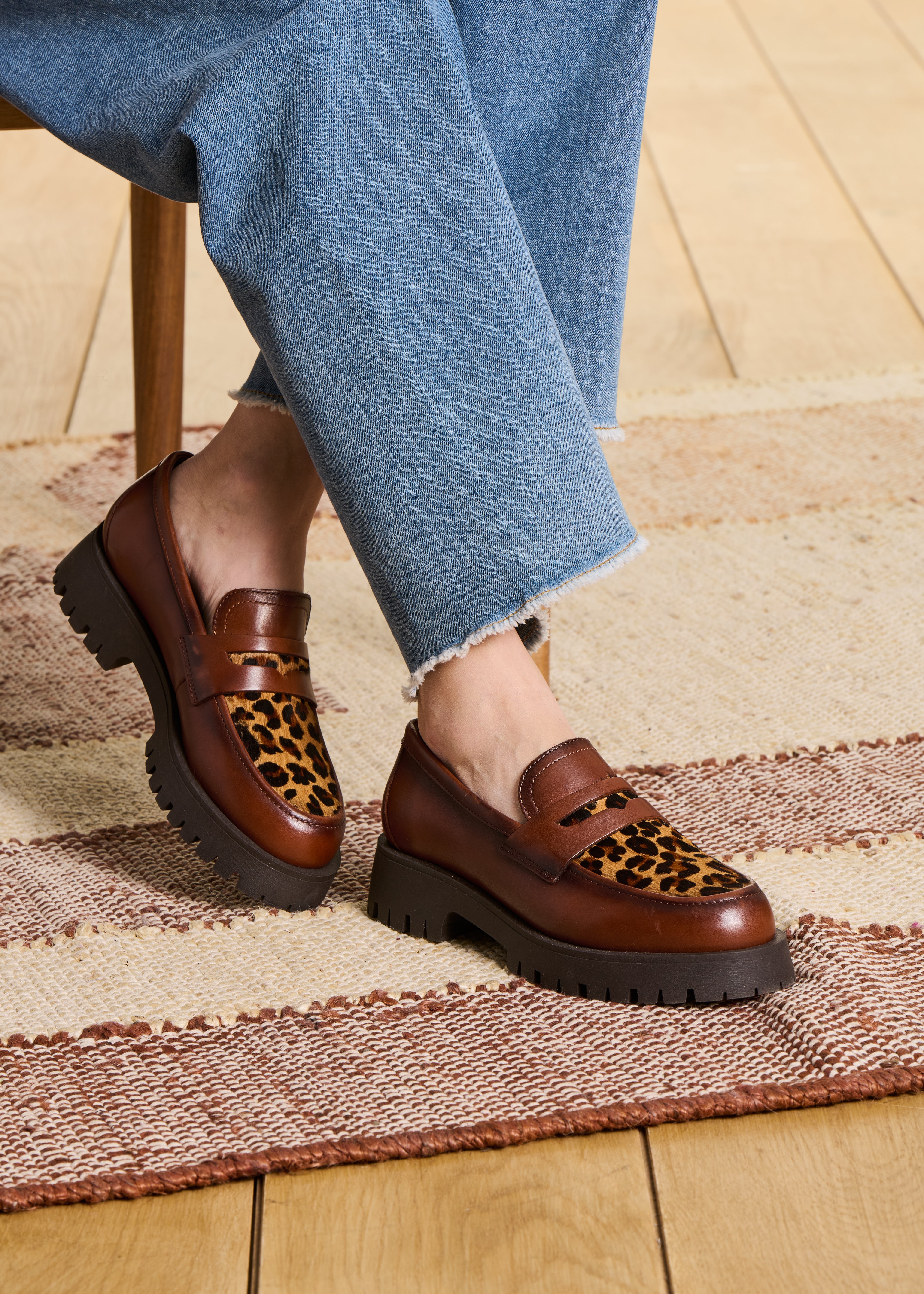 Zweifarbige Mokassins in Kamel und Leopardenmuster aus Leder