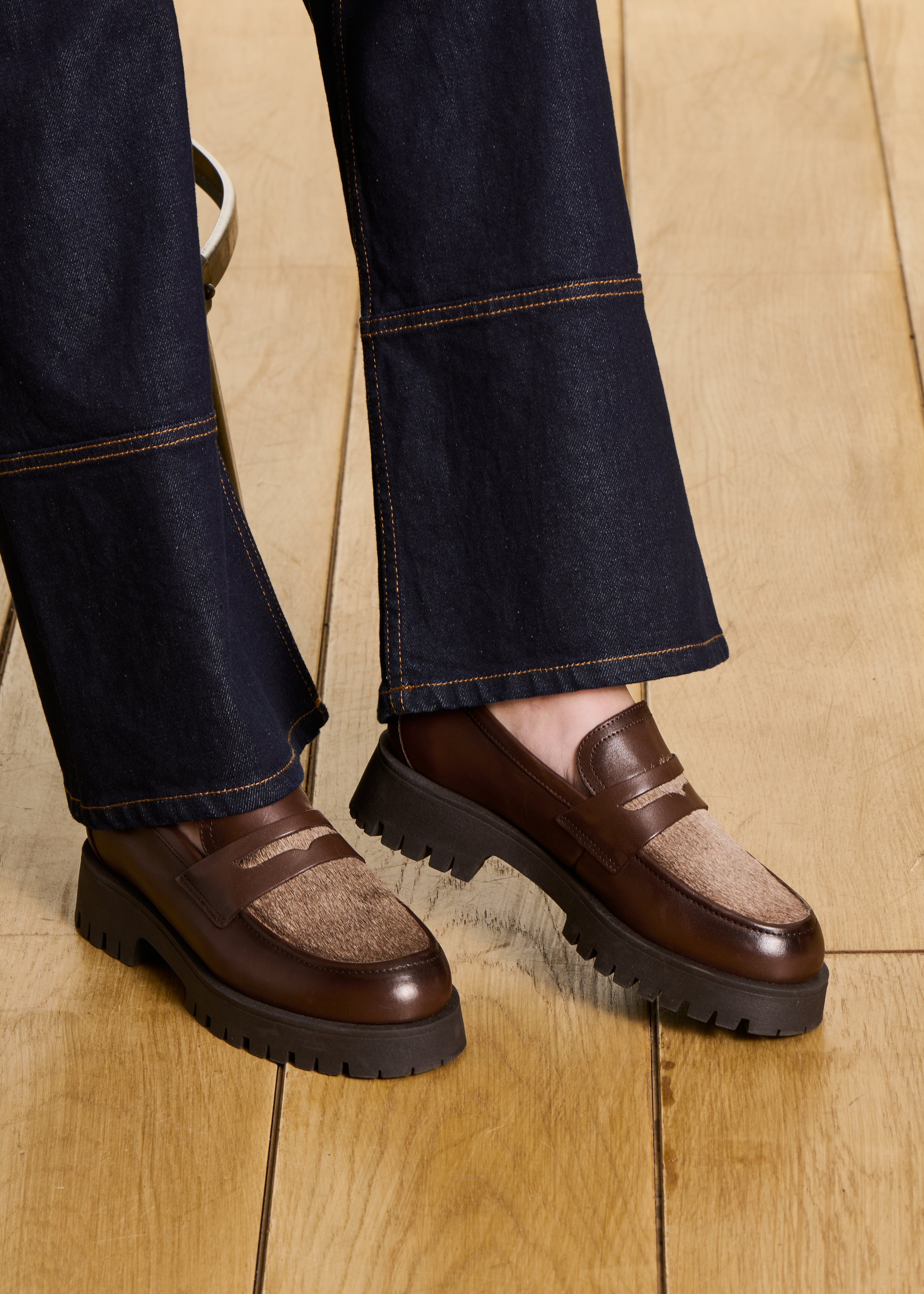 Zweifarbige Mokassins in Braun und Grau aus Leder