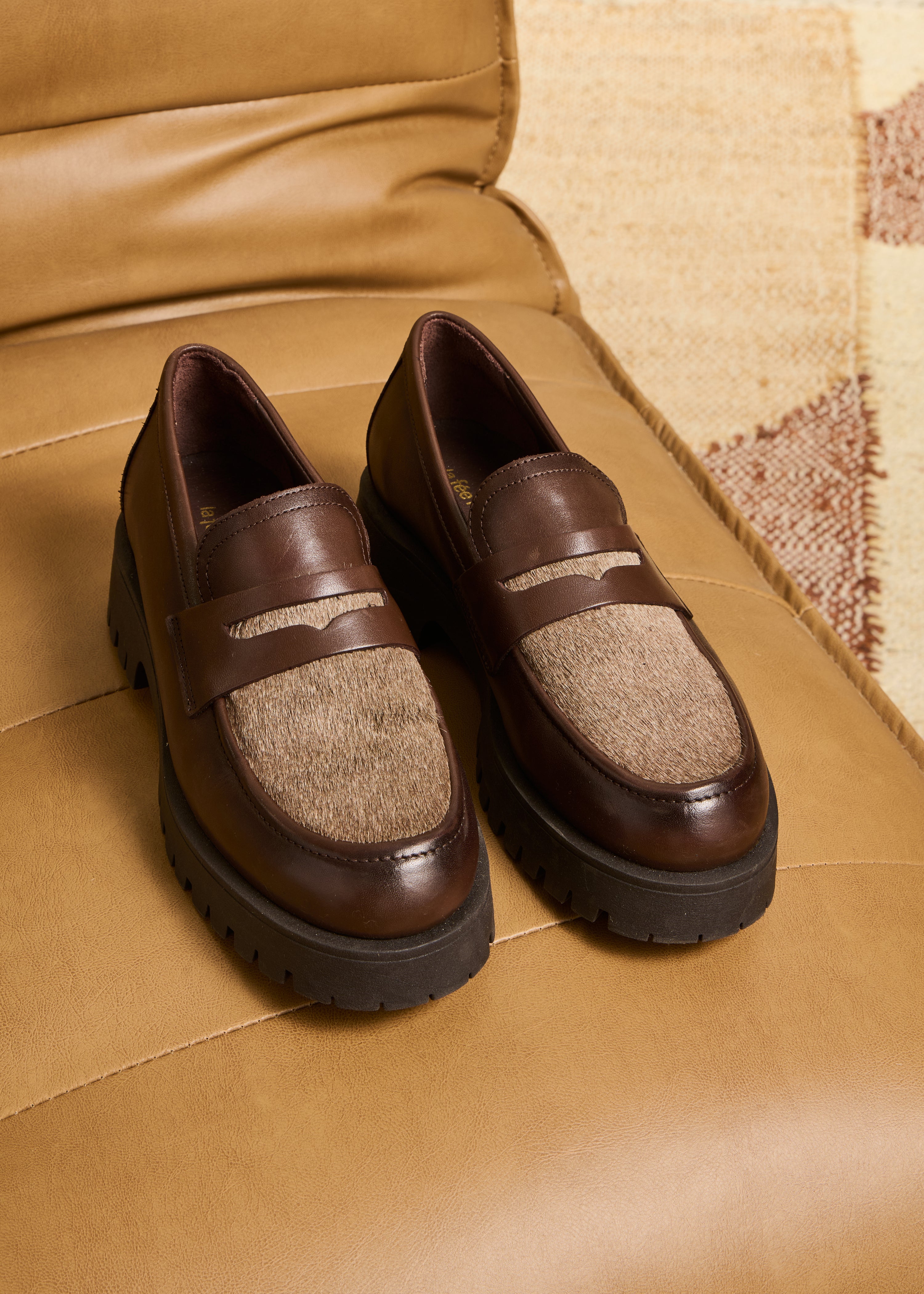 Zweifarbige Mokassins in Braun und Grau aus Leder