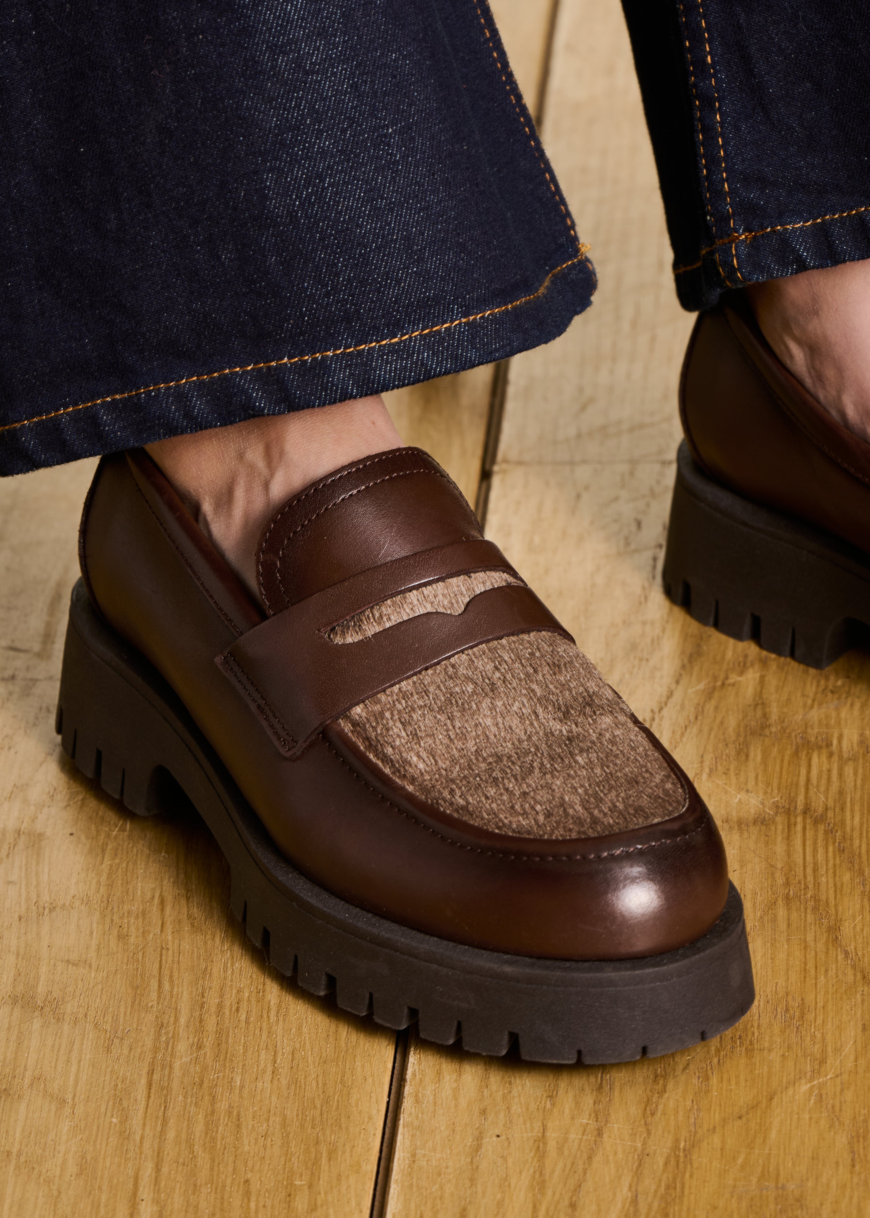 Mocassins bicolores castanho e cinza em pele