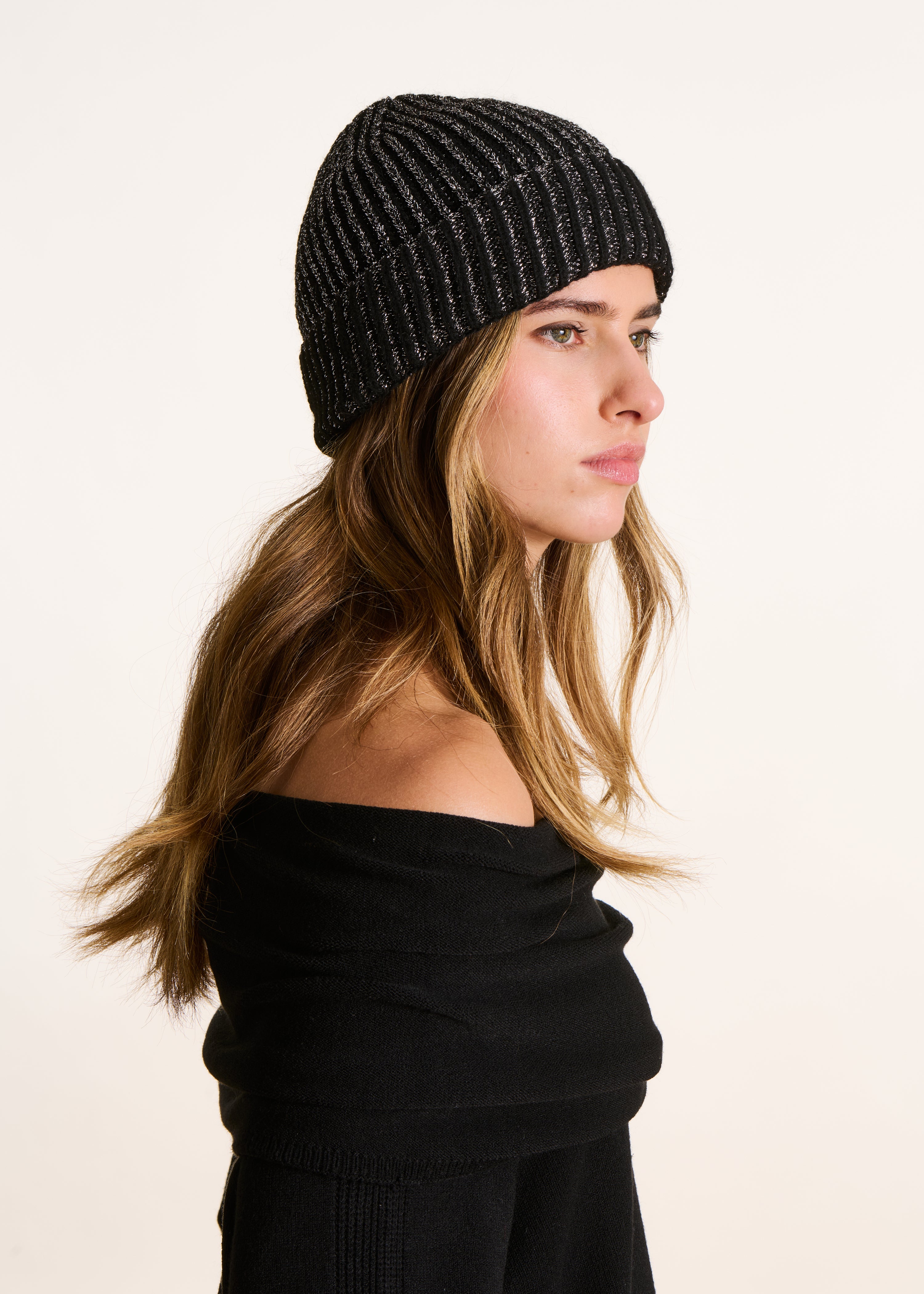 Bonnet noir et lurex argent tricoté