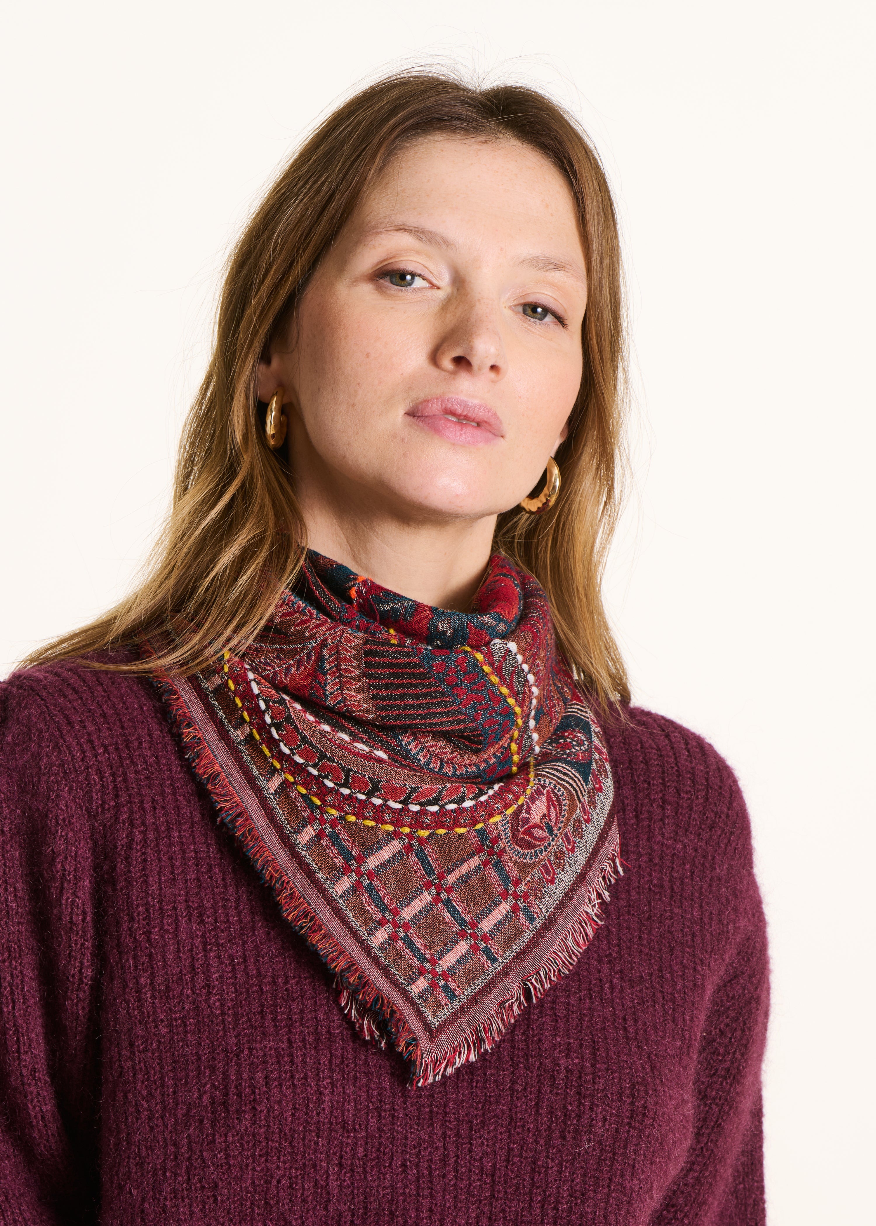 Roter Schal aus Baumwolle und Wolle mit Stickerei