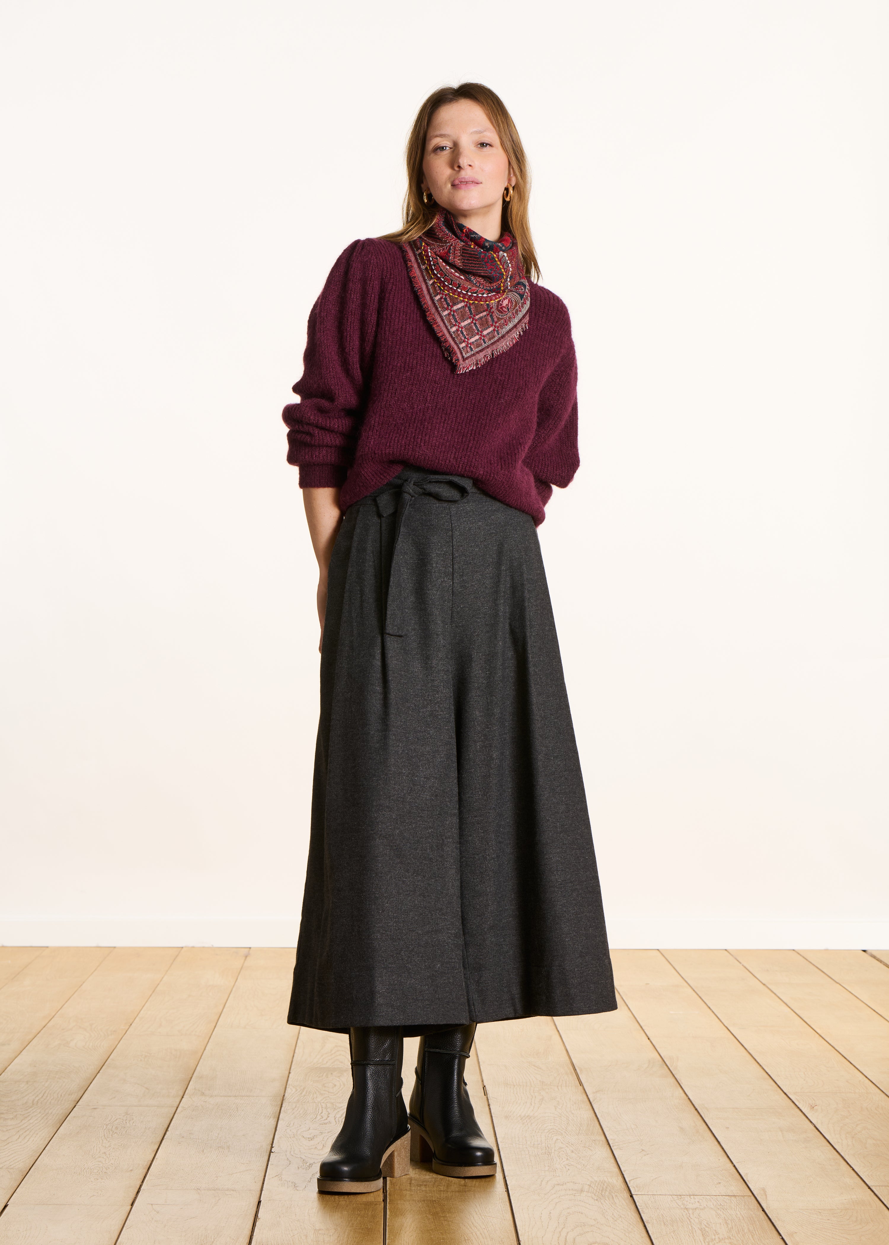 Roter Schal aus Baumwolle und Wolle mit Stickerei