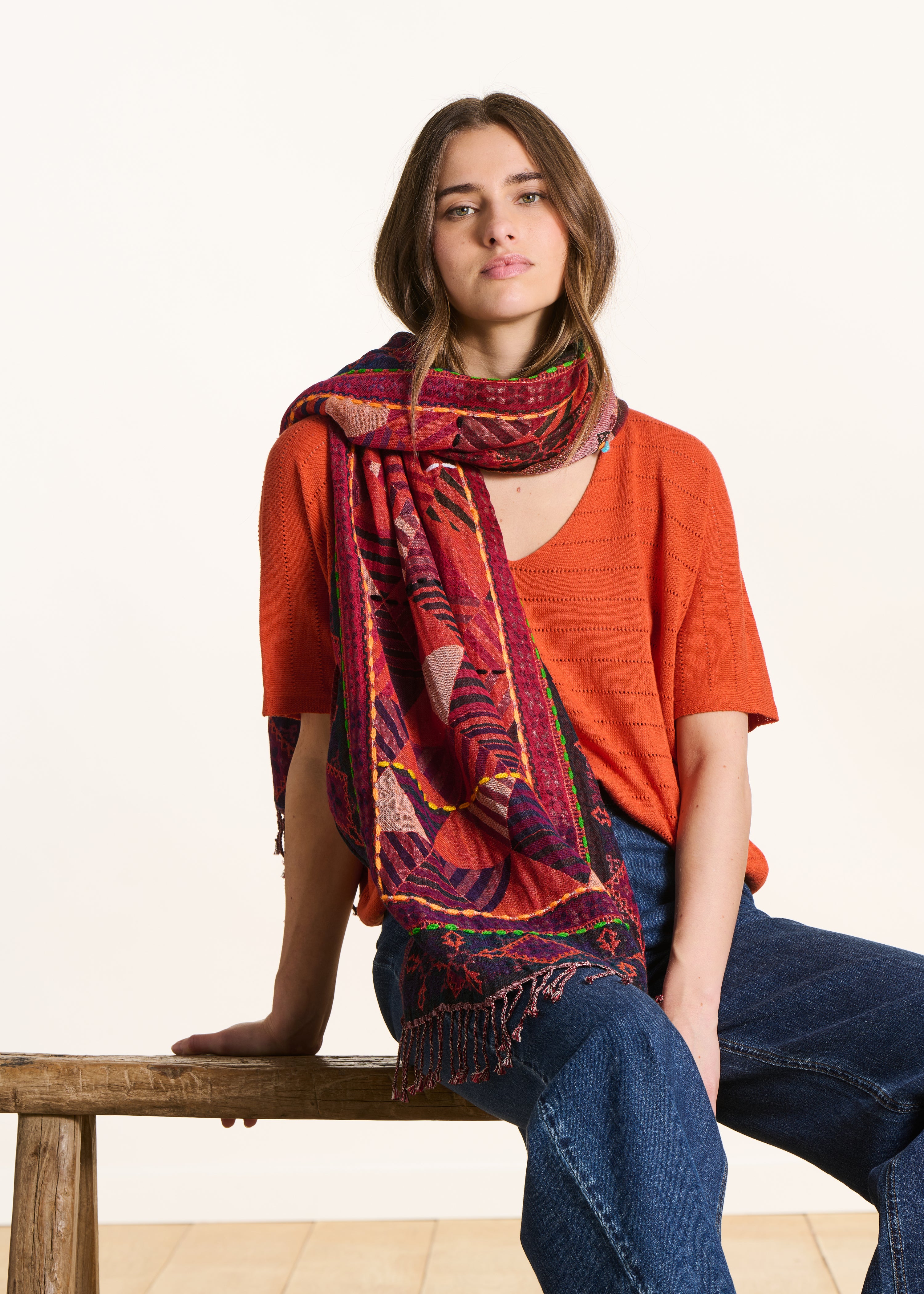 Rode sjaal van katoen en wol met borduurwerk