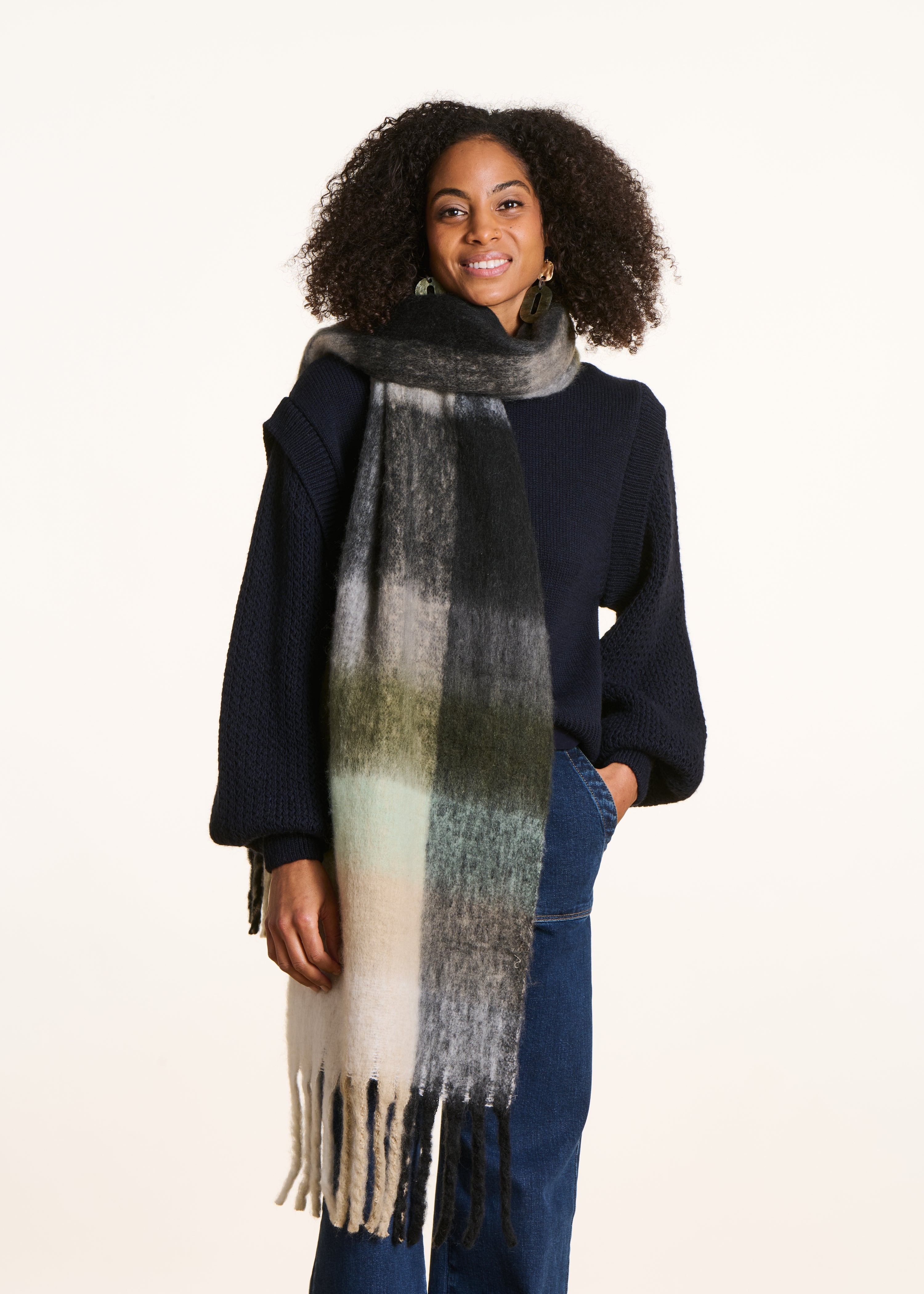 Écharpe à carreaux grise