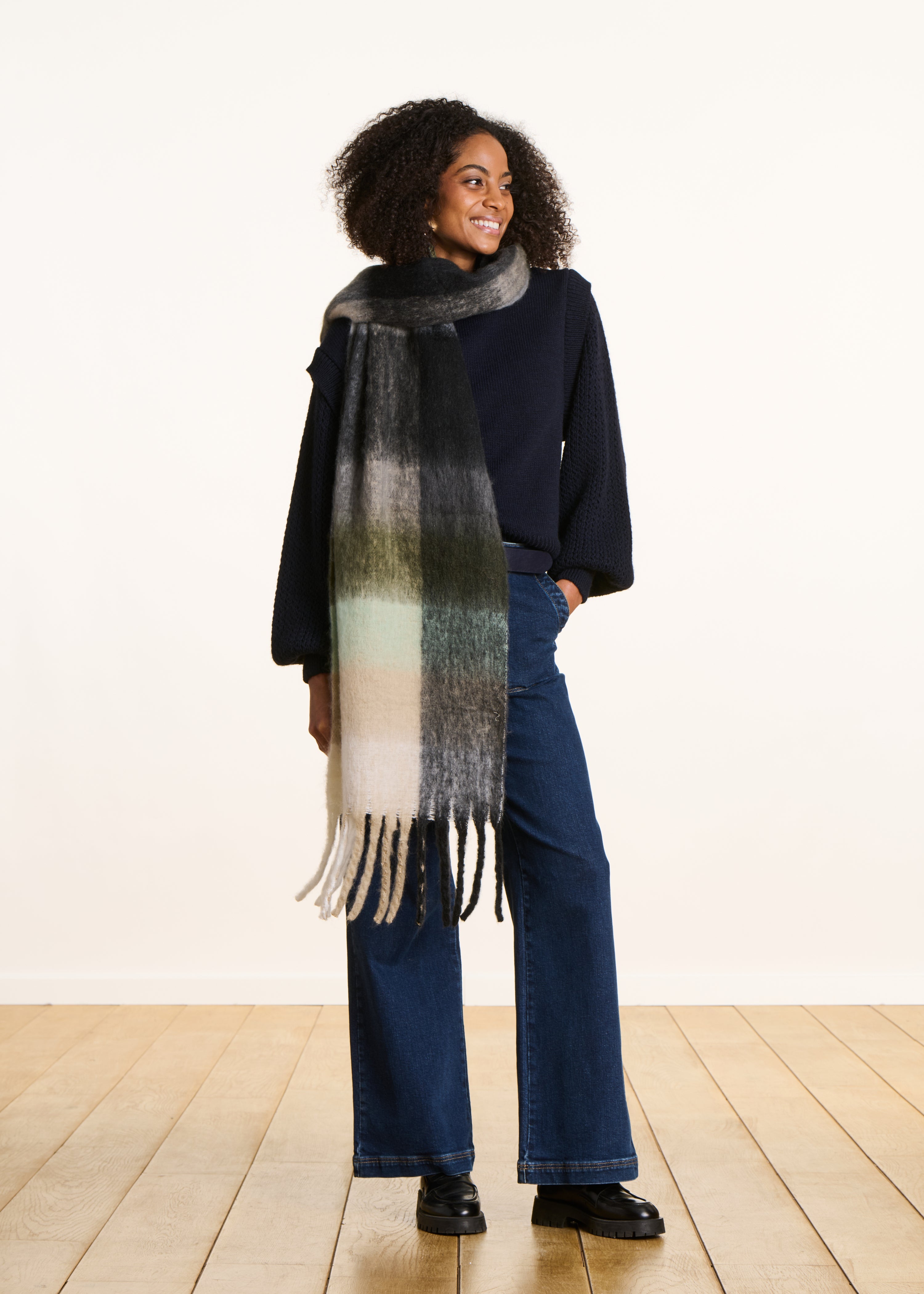 Écharpe à carreaux grise