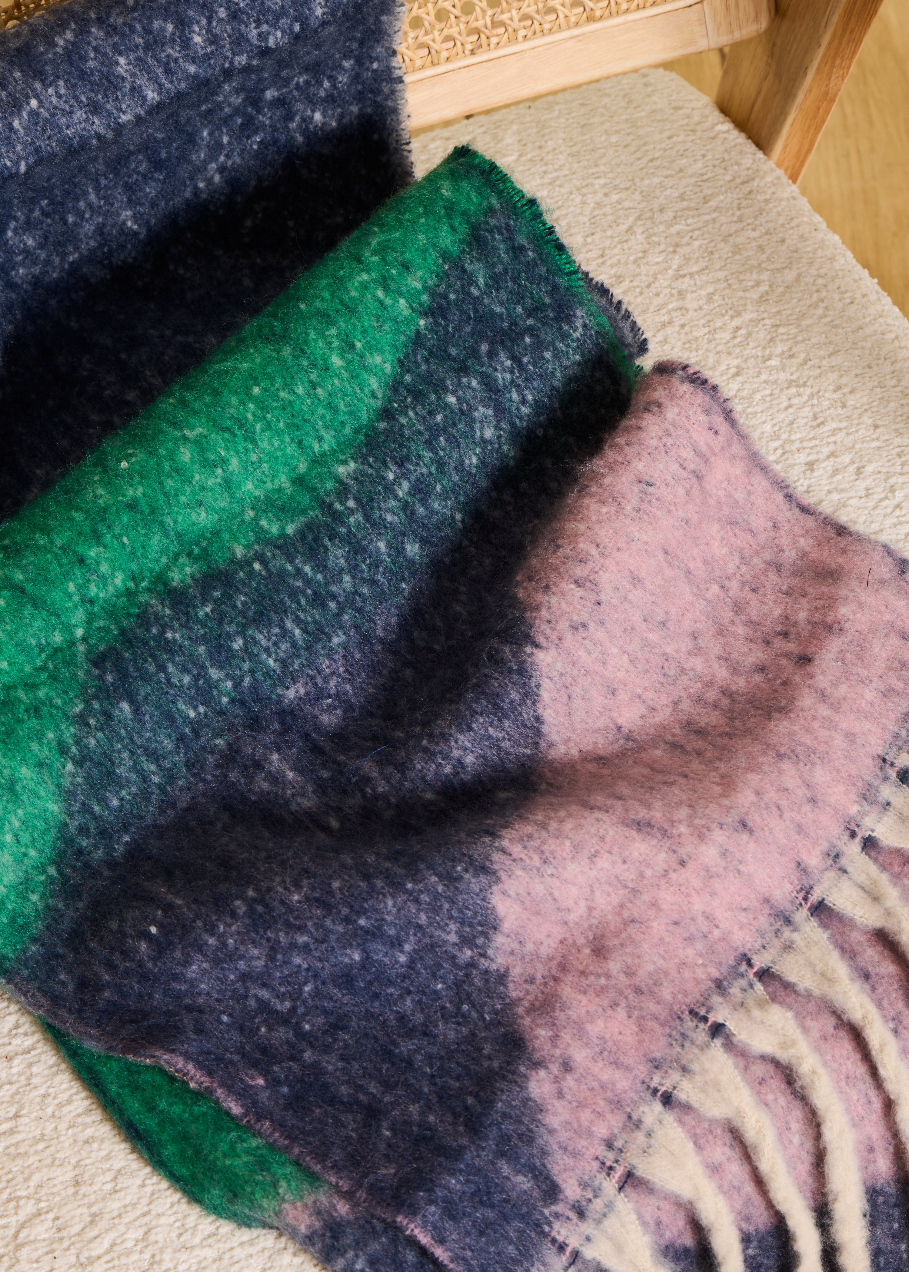 Breiter Schal mit Wellenmuster