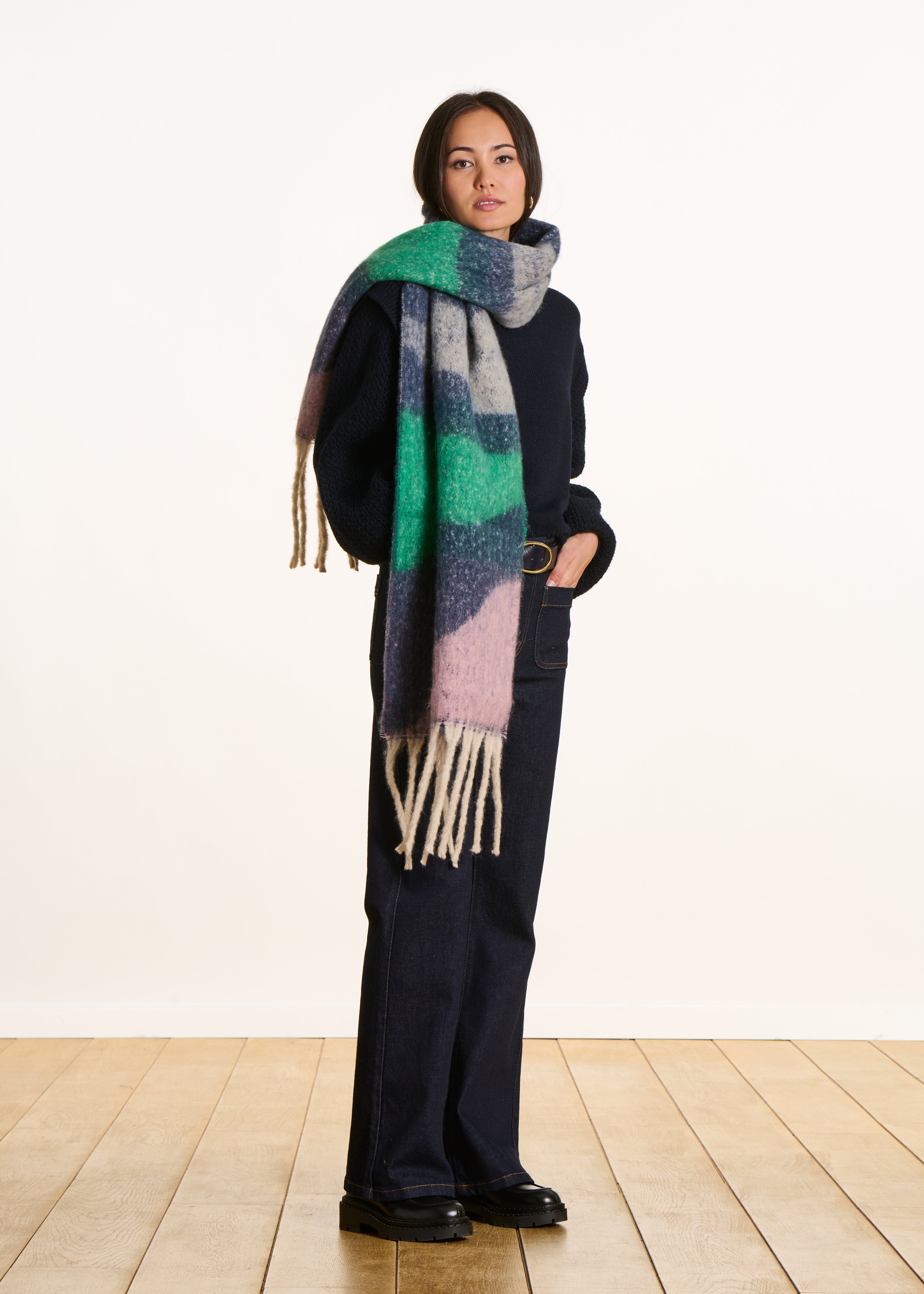 Breiter Schal mit Wellenmuster