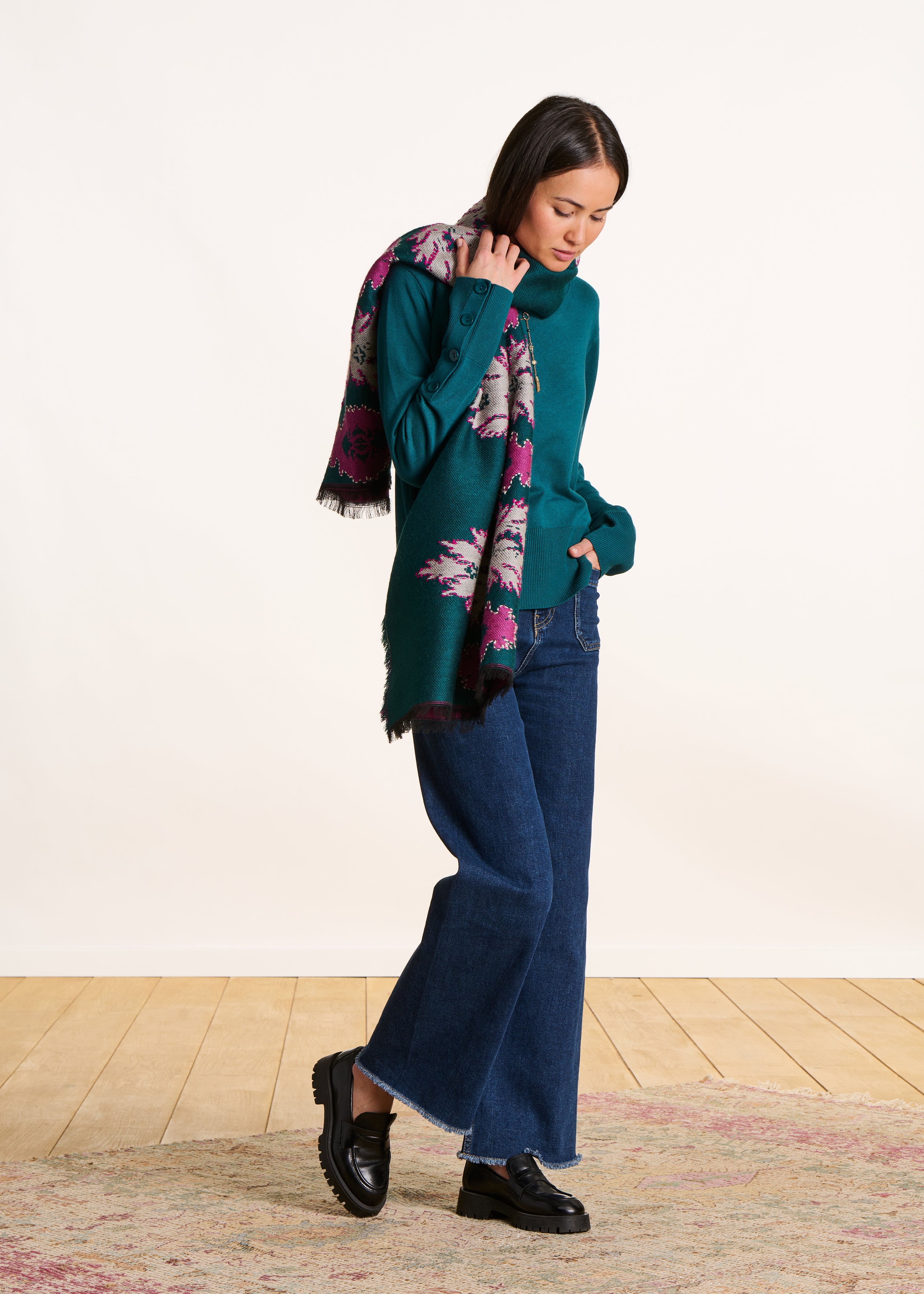 Sciarpa blu con ricamo jacquard