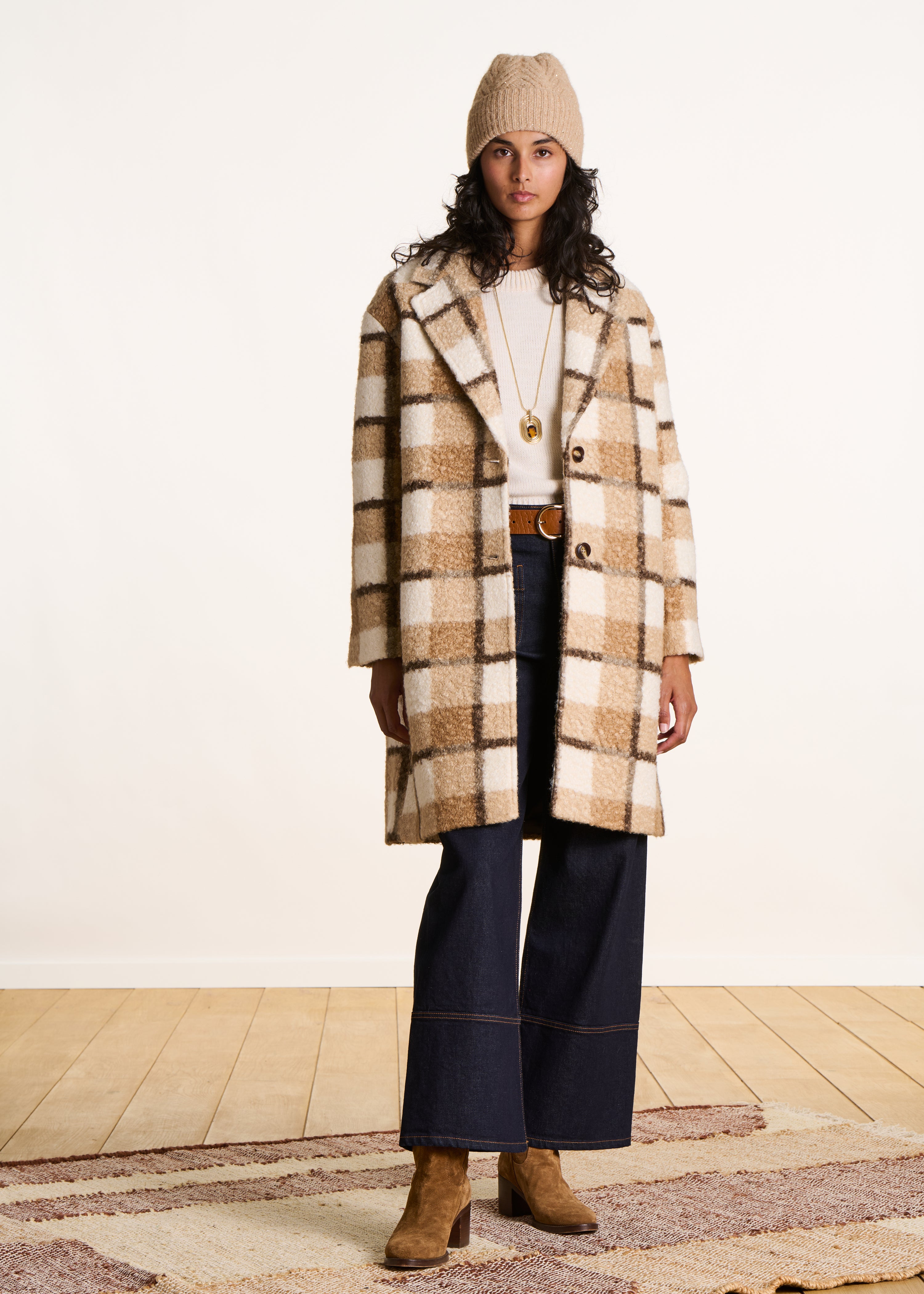 Beige knitted beanie with sequins