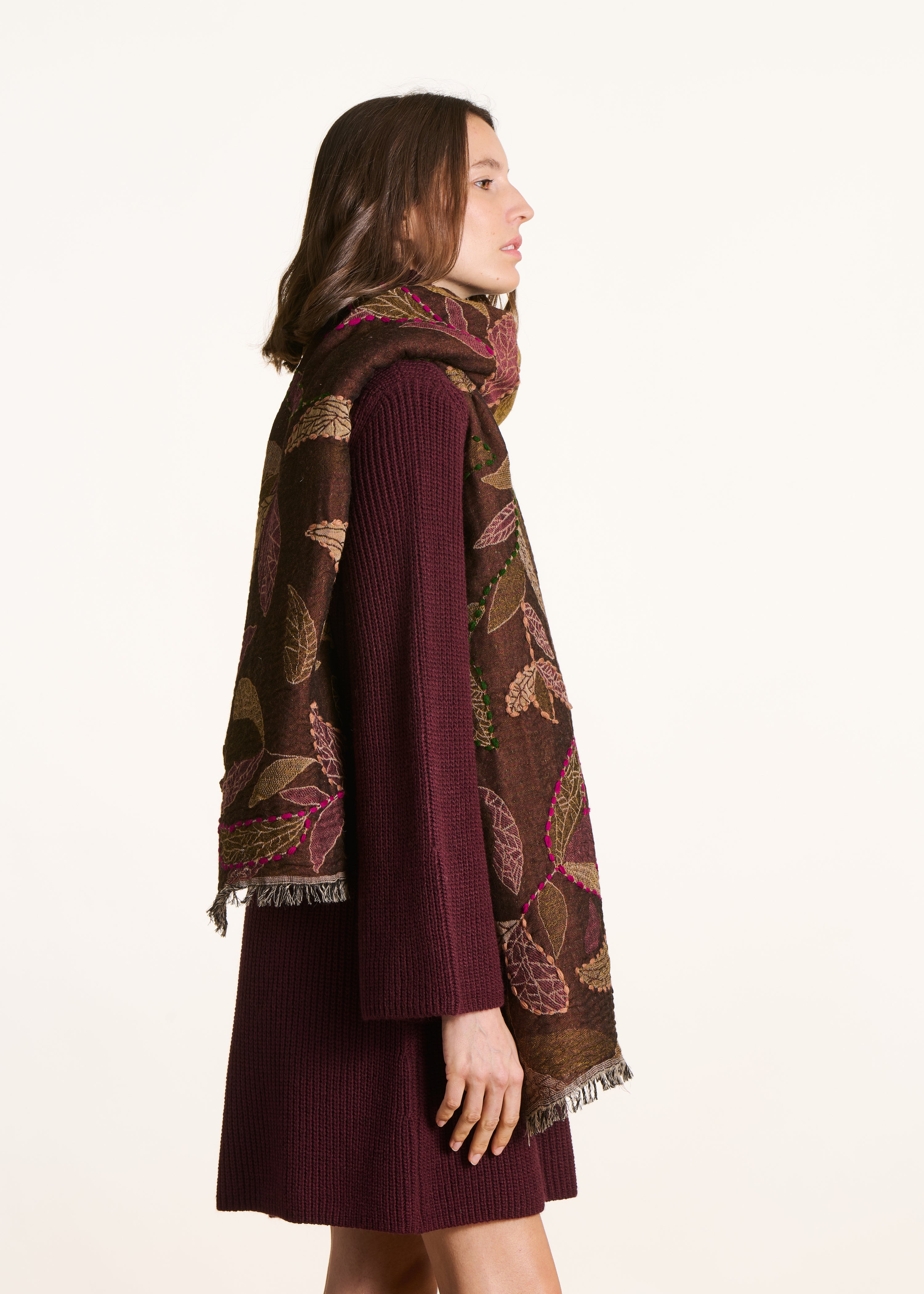 Écharpe marron en laine brodée