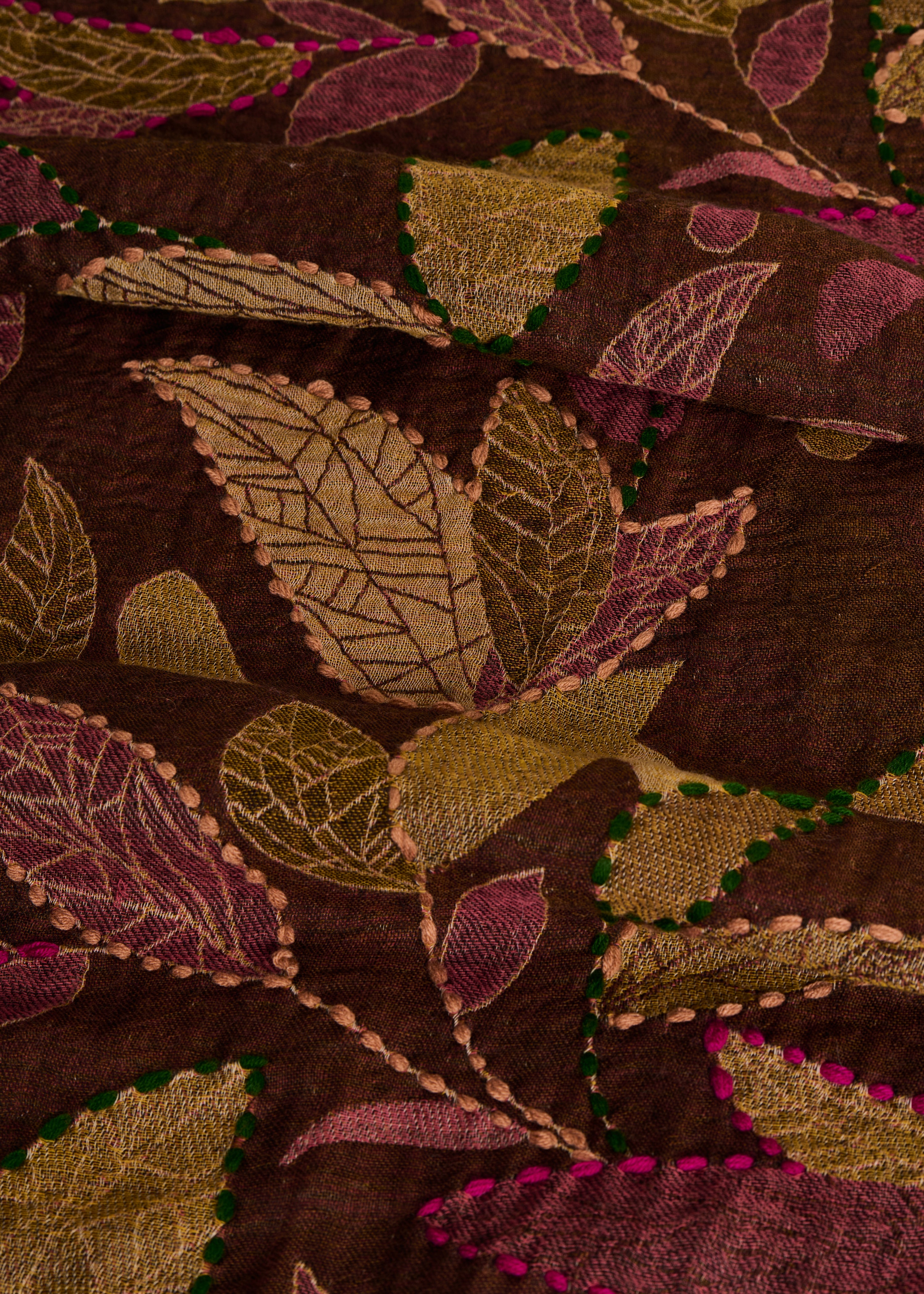 Bufanda marrón de lana bordada